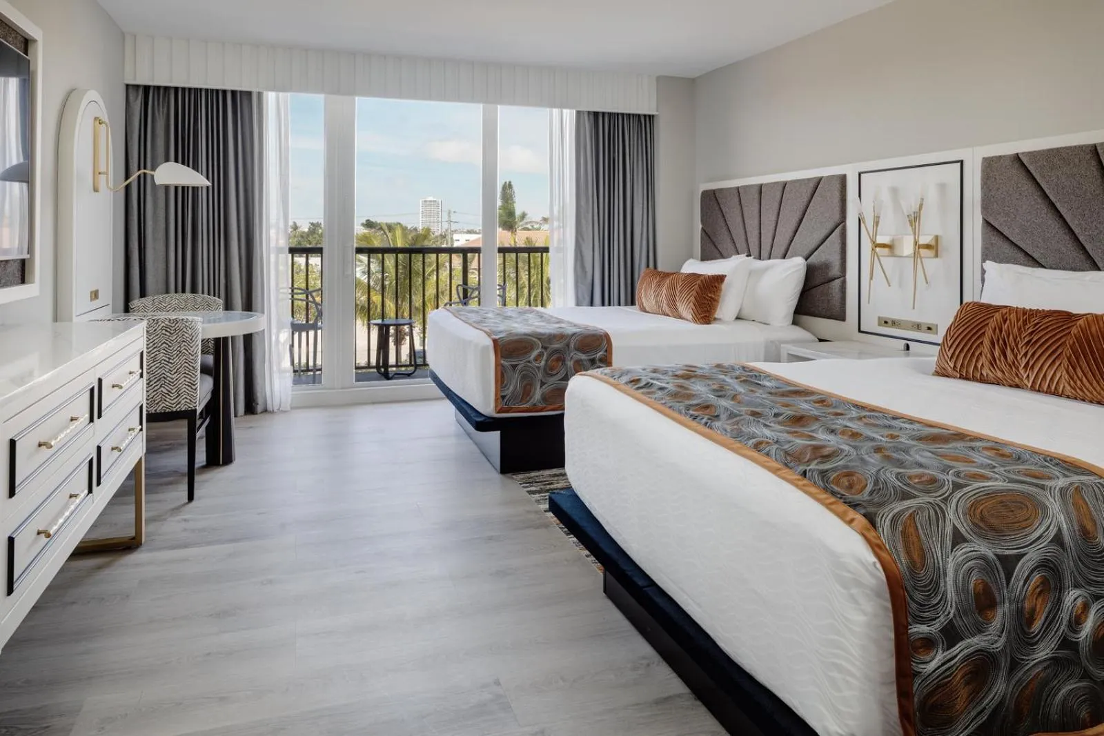 Bed in Cirque St Armands Beachside