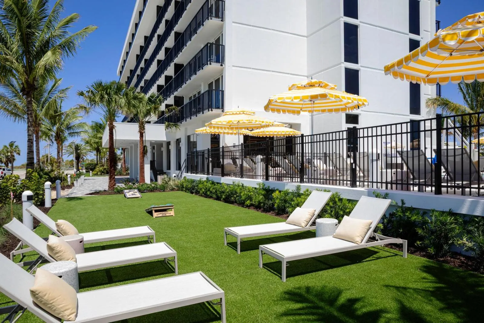 Property building in Cirque St Armands Beachside