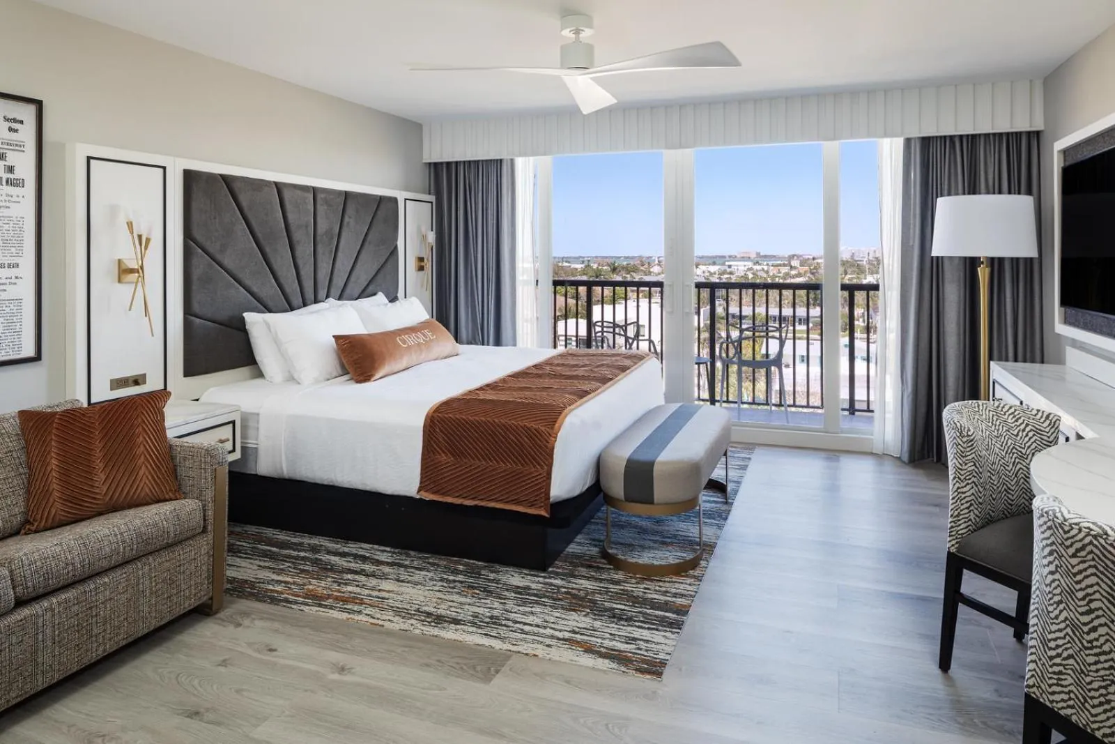 Bed in Cirque St Armands Beachside