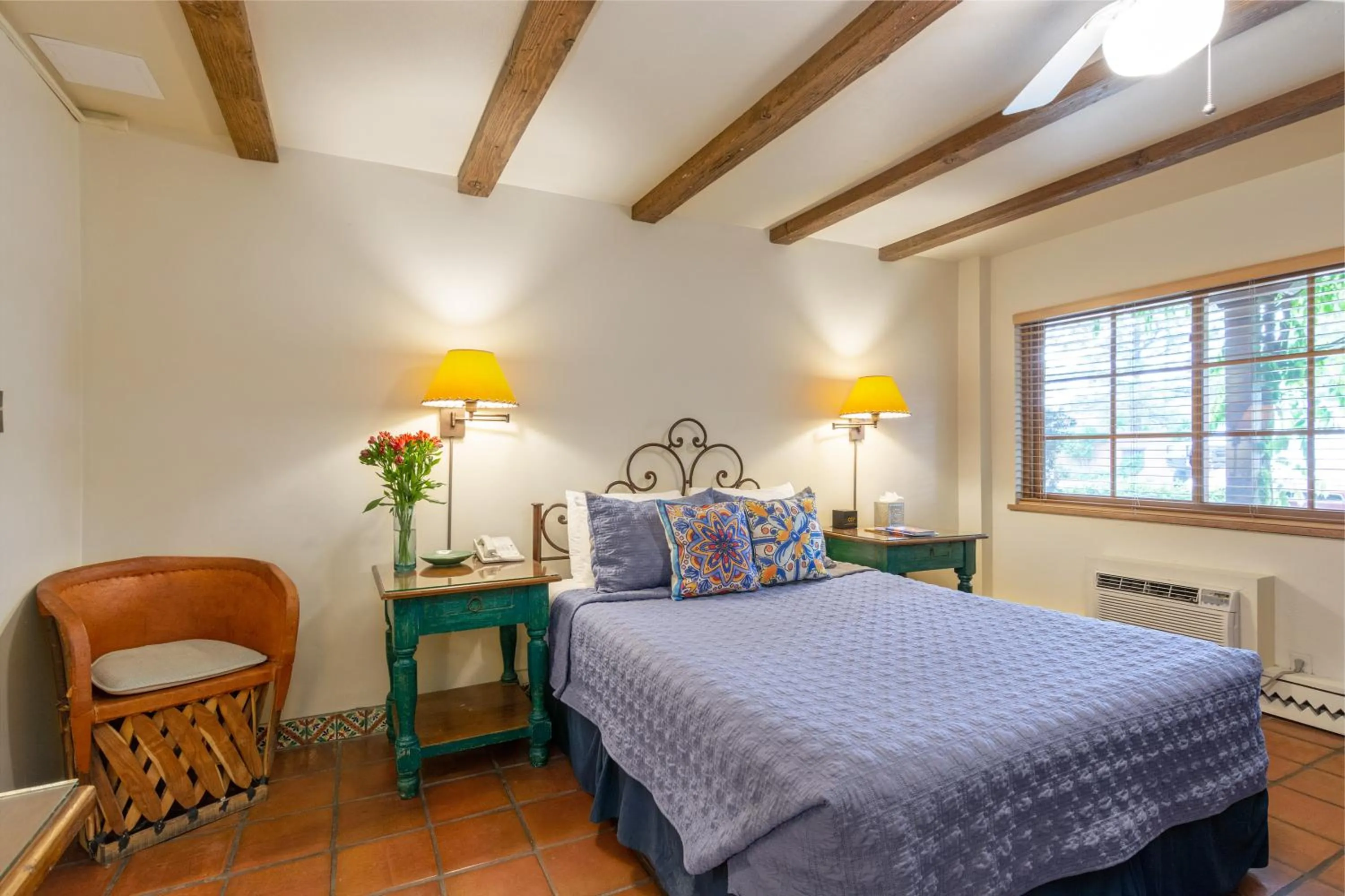 Bed in Santa Fe Motel & Inn