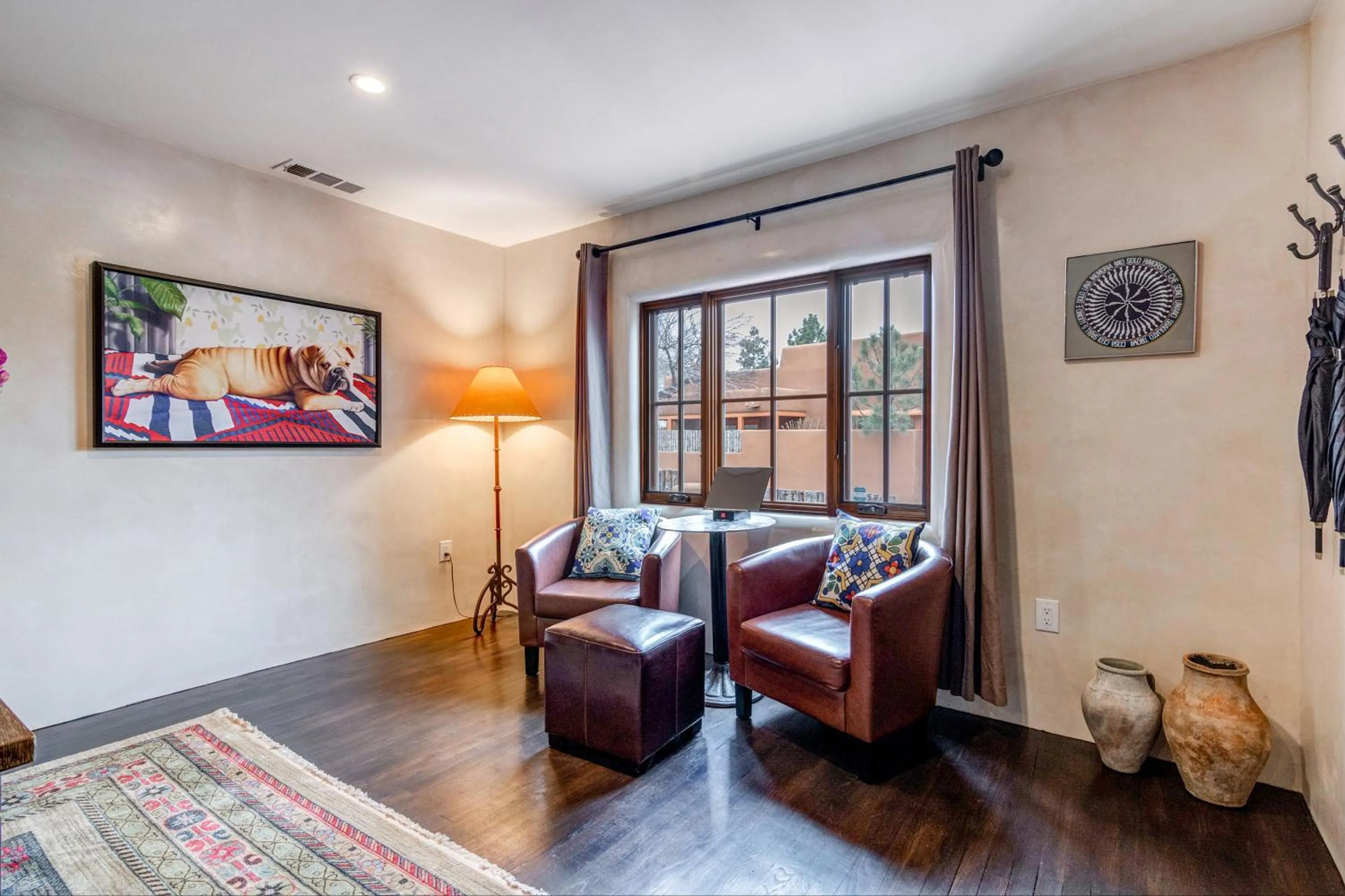 Seating area, Bed in Santa Fe Motel & Inn