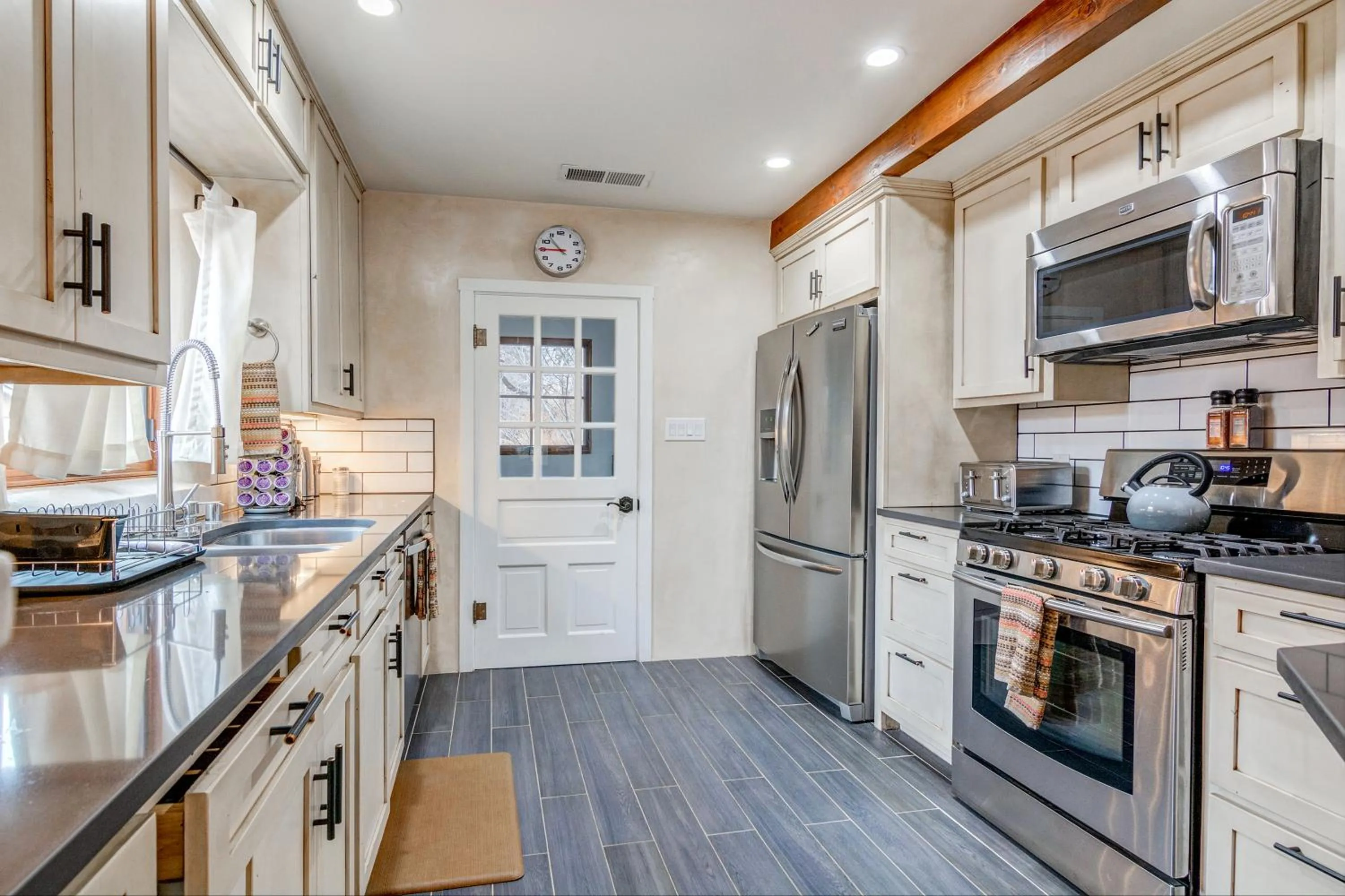 Kitchen or kitchenette in Santa Fe Motel & Inn