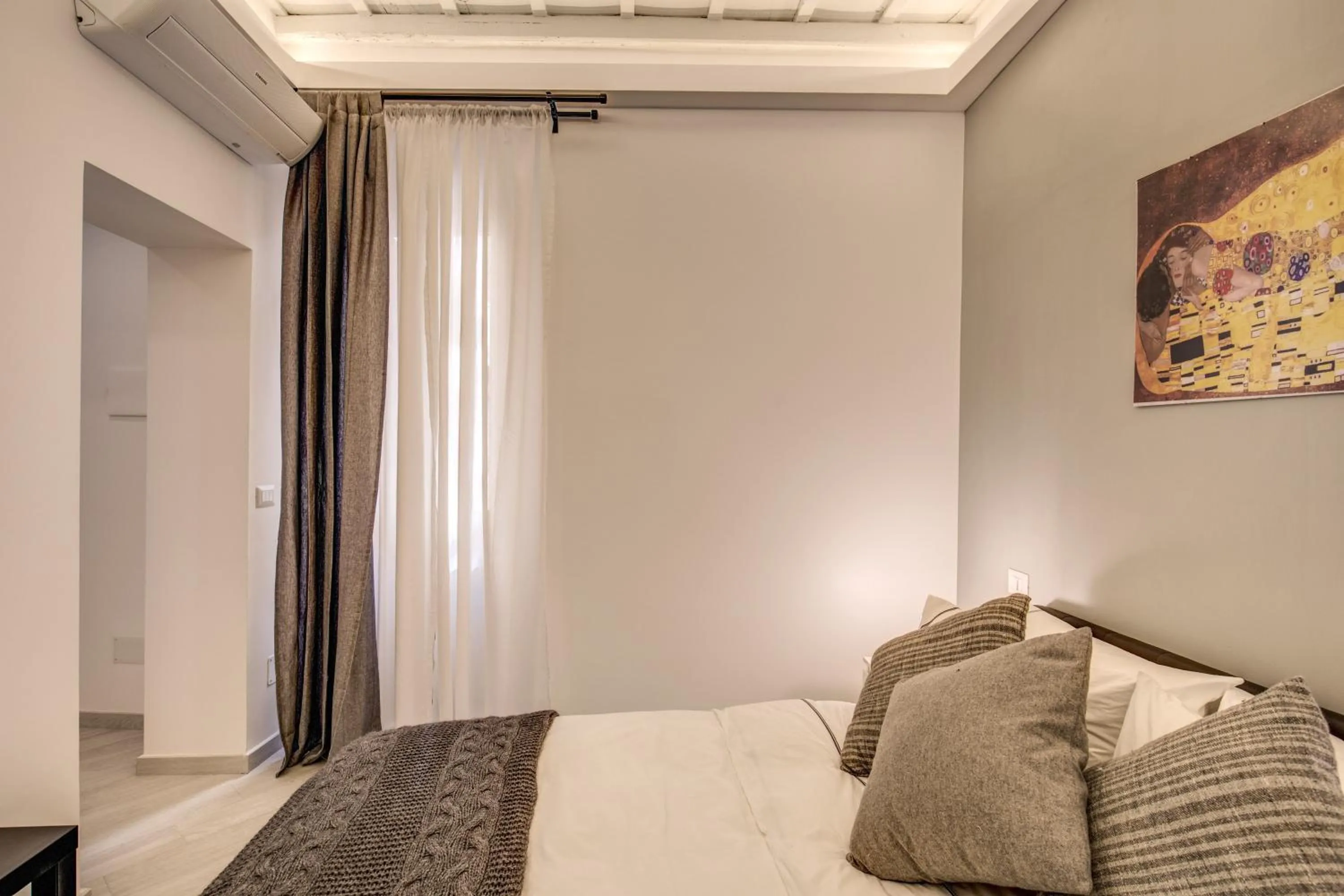 Decorative detail, Bed in Dimore Costaguti