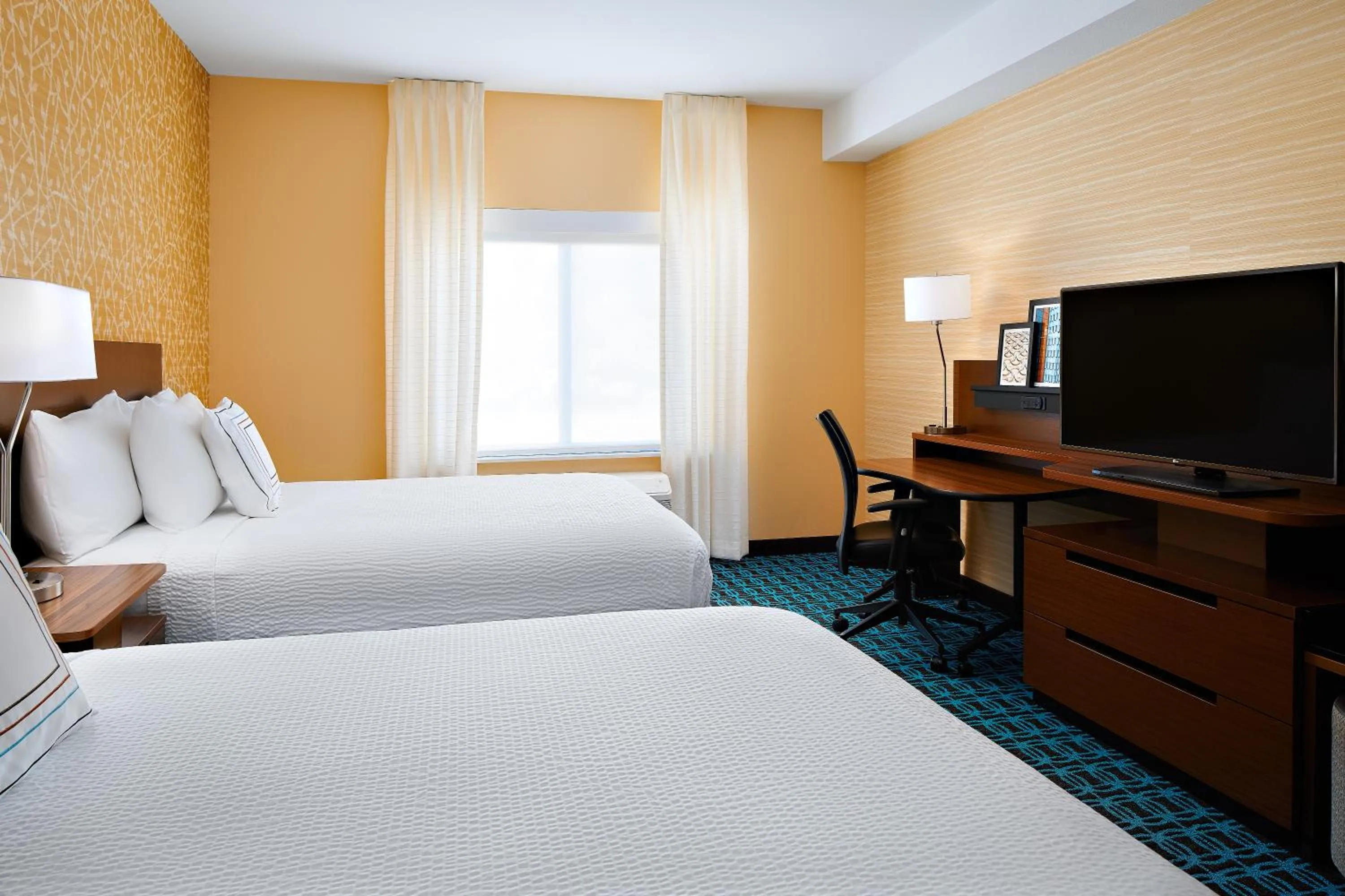 Property building, Bed in Fairfield Inn & Suites by Marriott Fresno Yosemite International Airport
