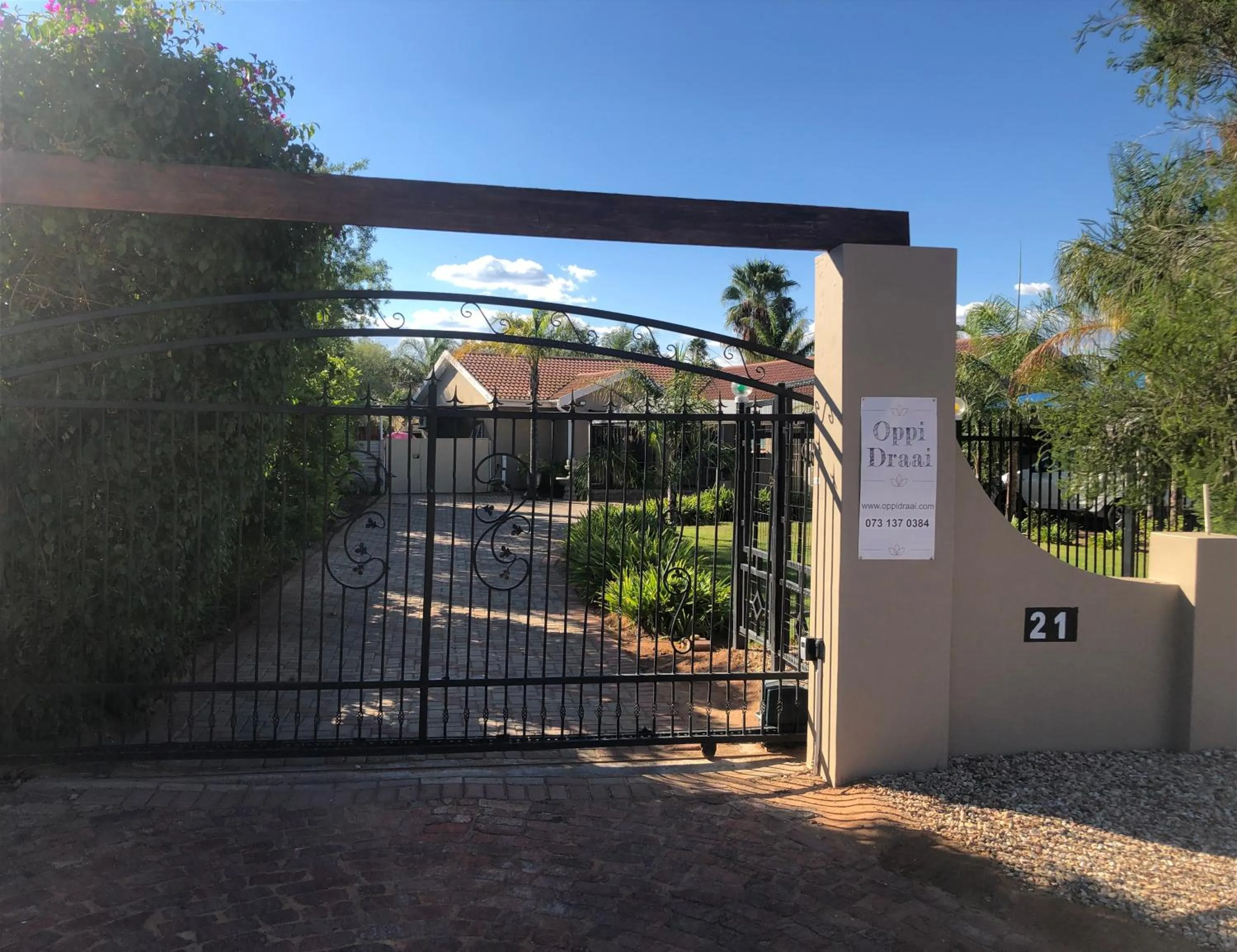 Property building in Oppi Draai Guesthouse