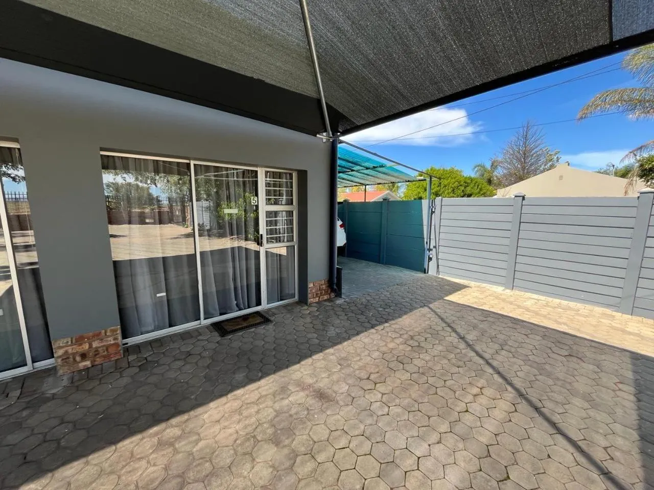 Property building in Oppi Draai Guesthouse