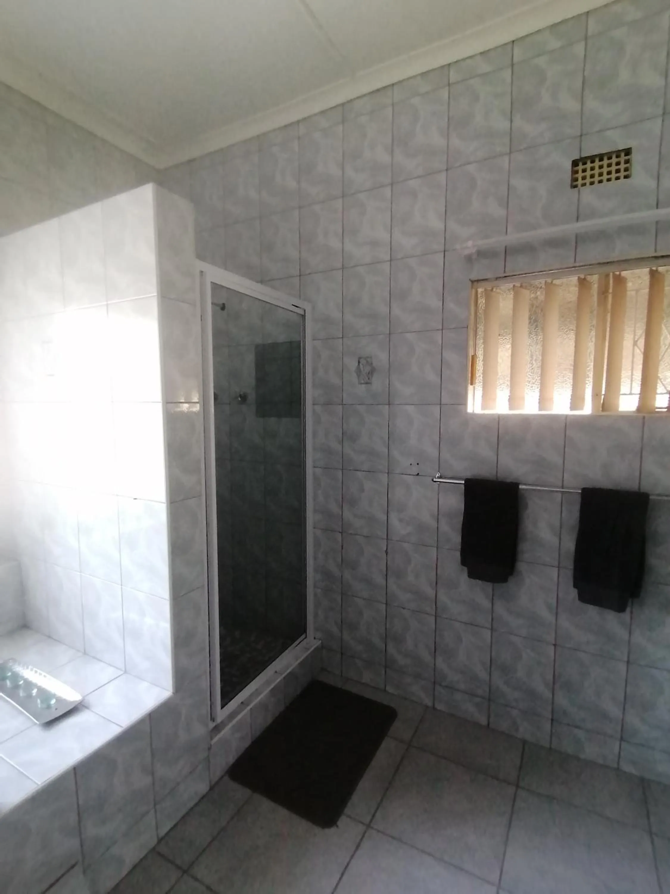 Shower in Oppi Draai Guesthouse