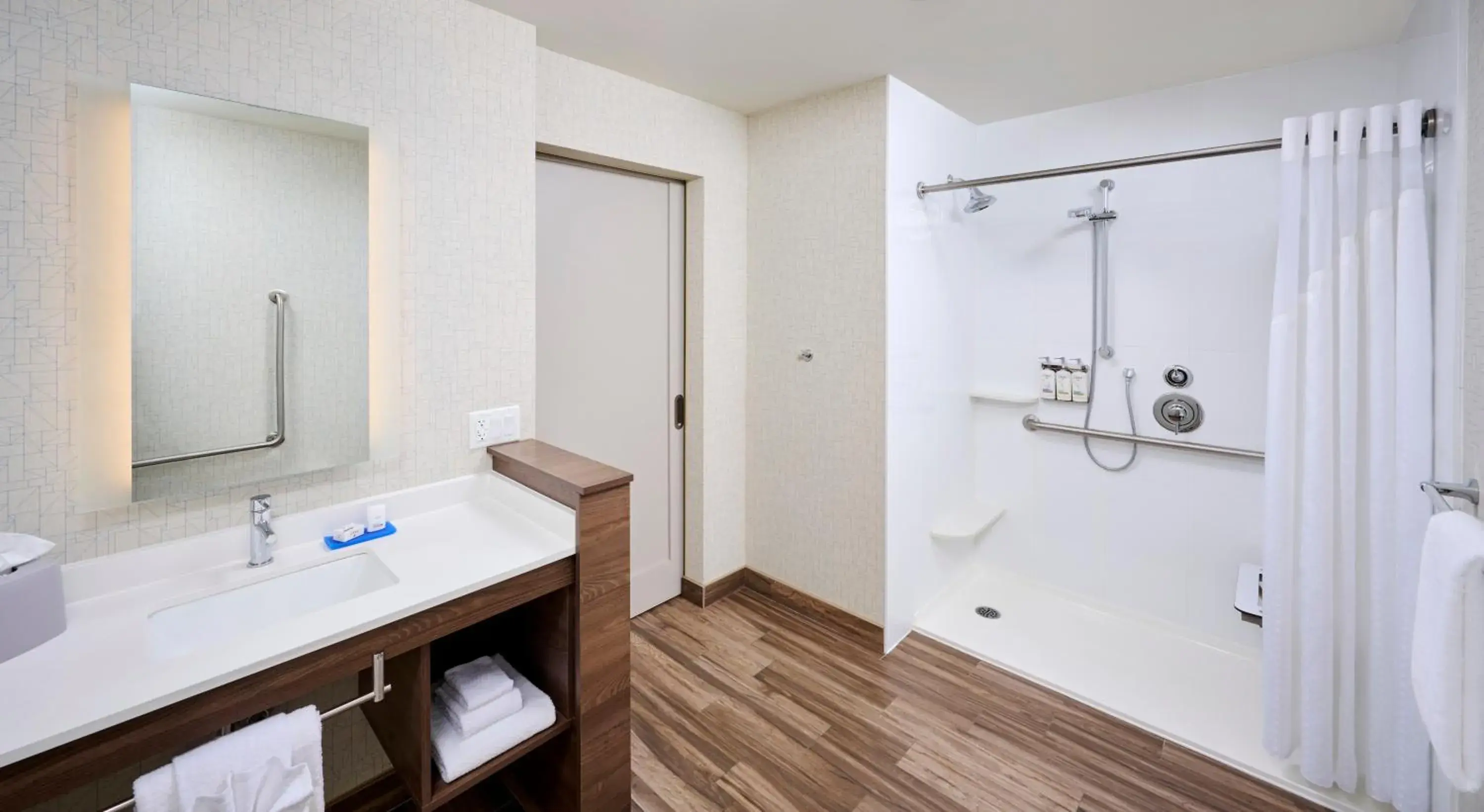Standard King Room with Mobility Accessible Roll-In Shower in Holiday Inn Express & Suites - Brantford by IHG Standard King Room with Mobility Accessible Roll-In Shower in Holiday Inn Express & Suites - Brantford by IHG