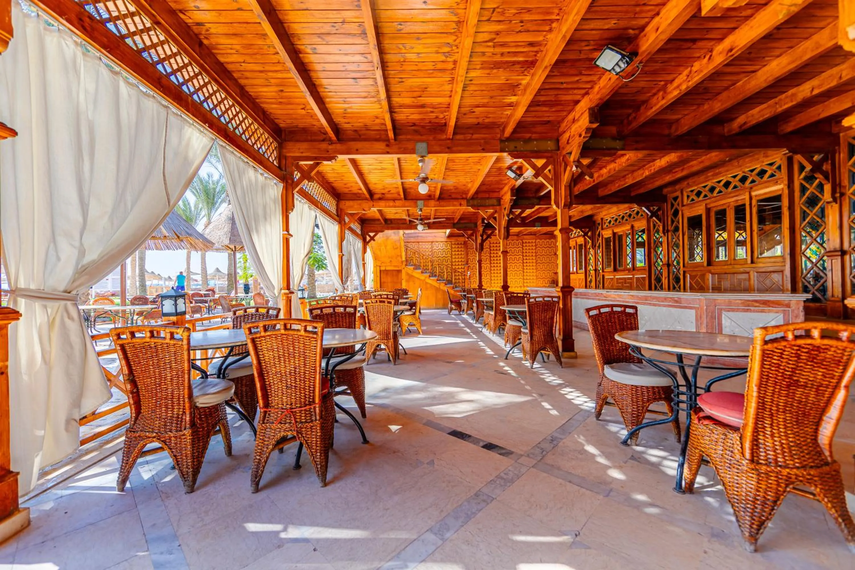 Restaurant/places to eat in Siva Grand Beach
