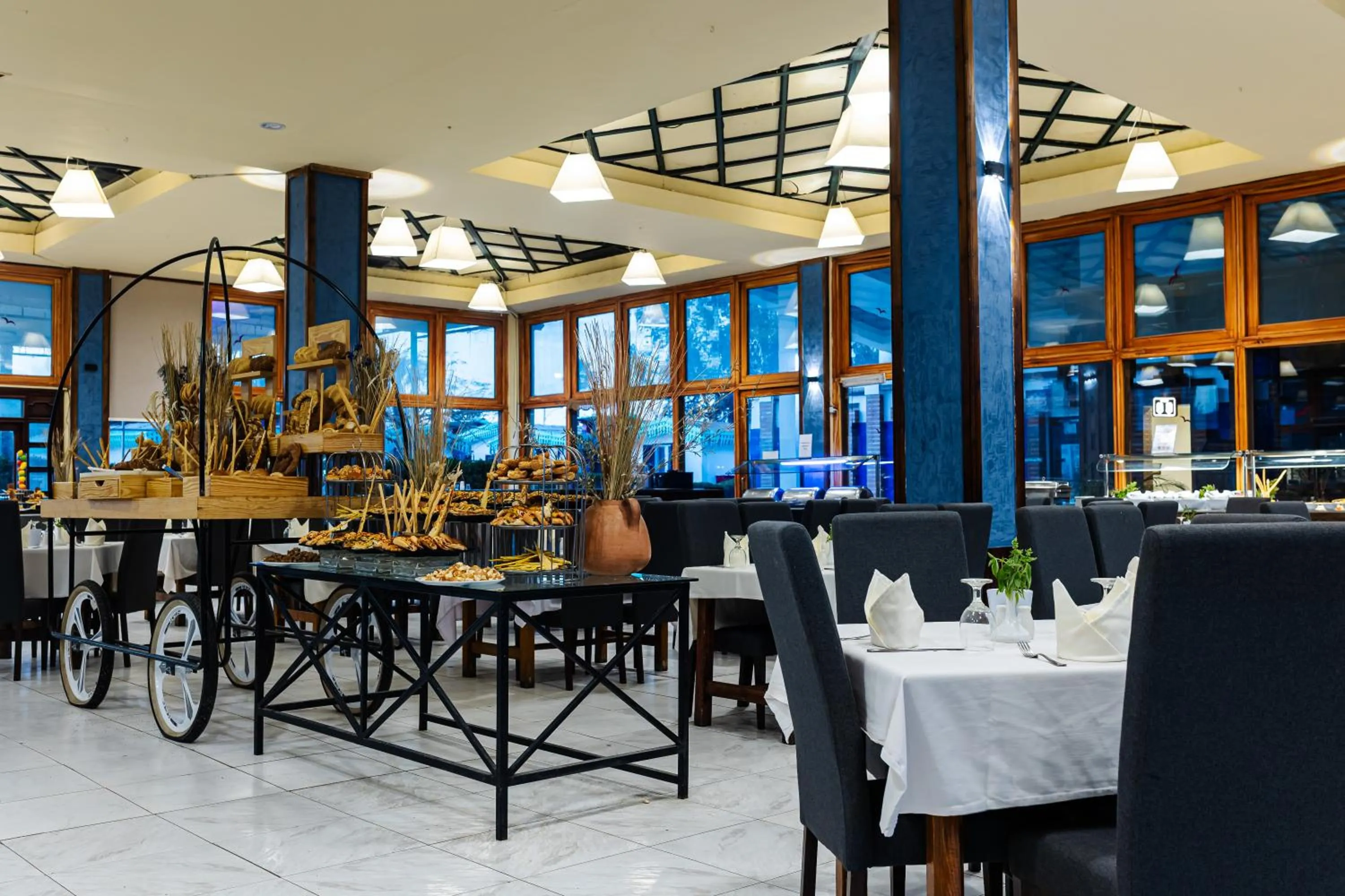 Restaurant/places to eat in Ghazala Beach