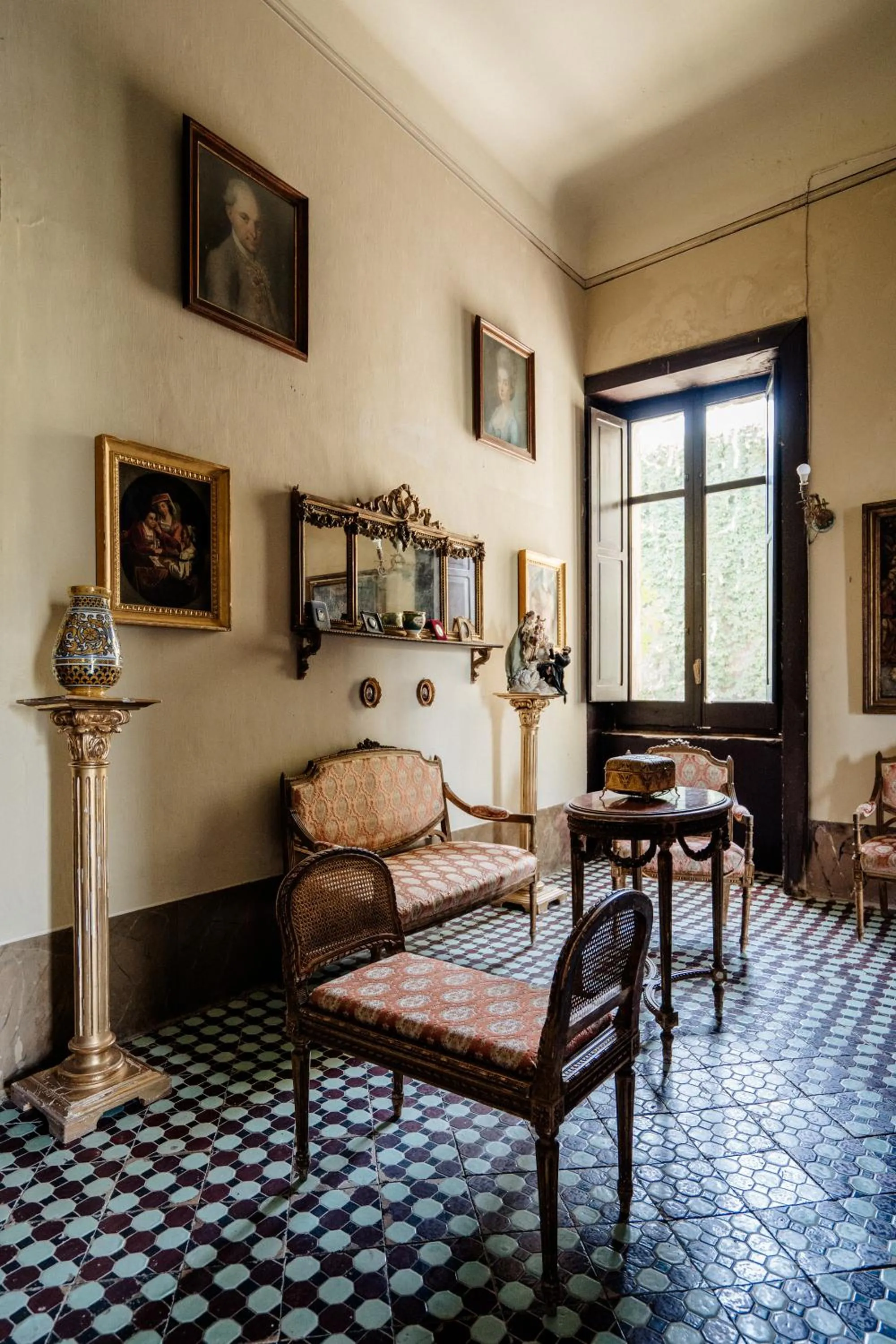 Seating area in Palazzo Mazziotti