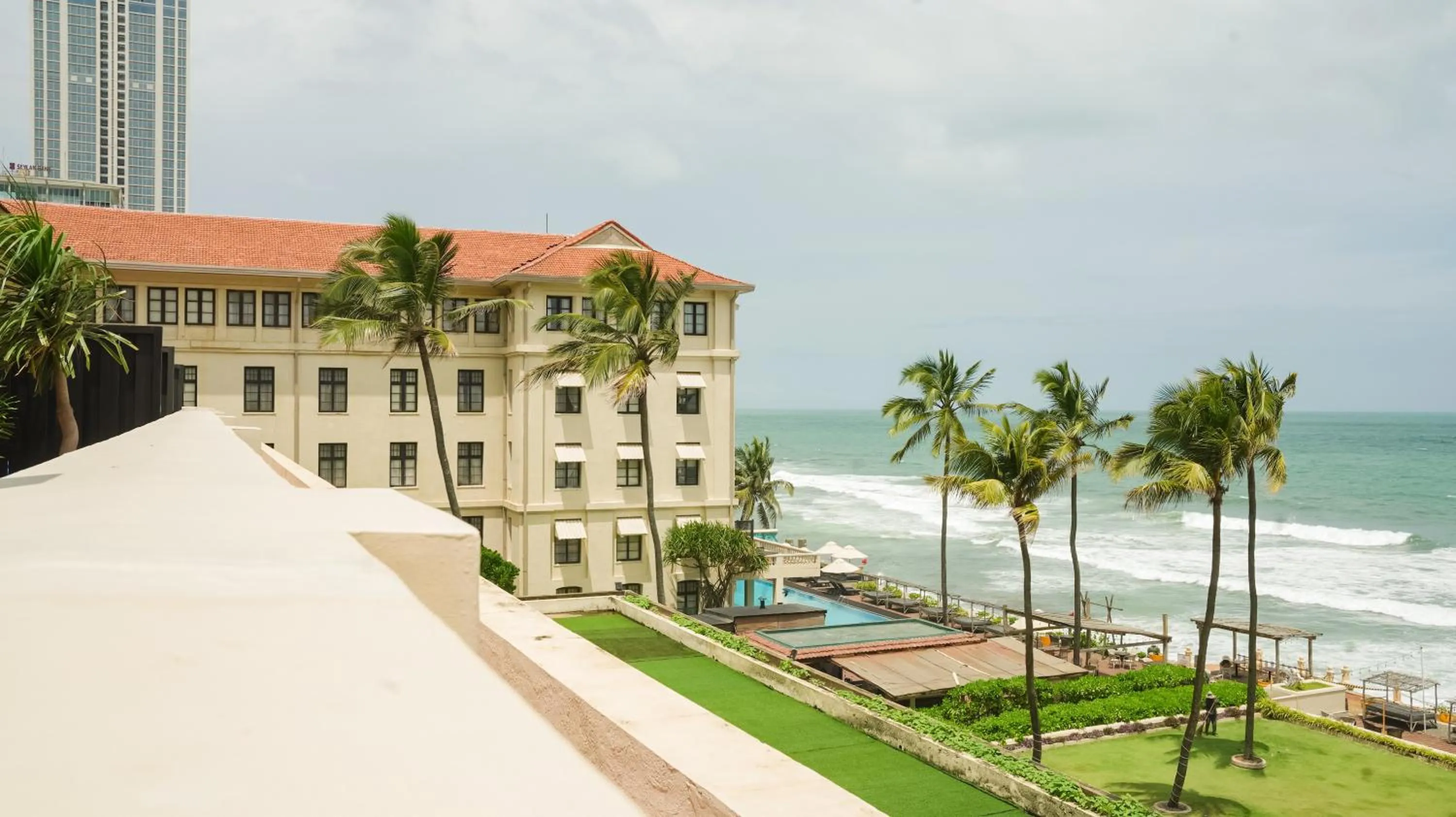 Beach in Galle Face Hotel