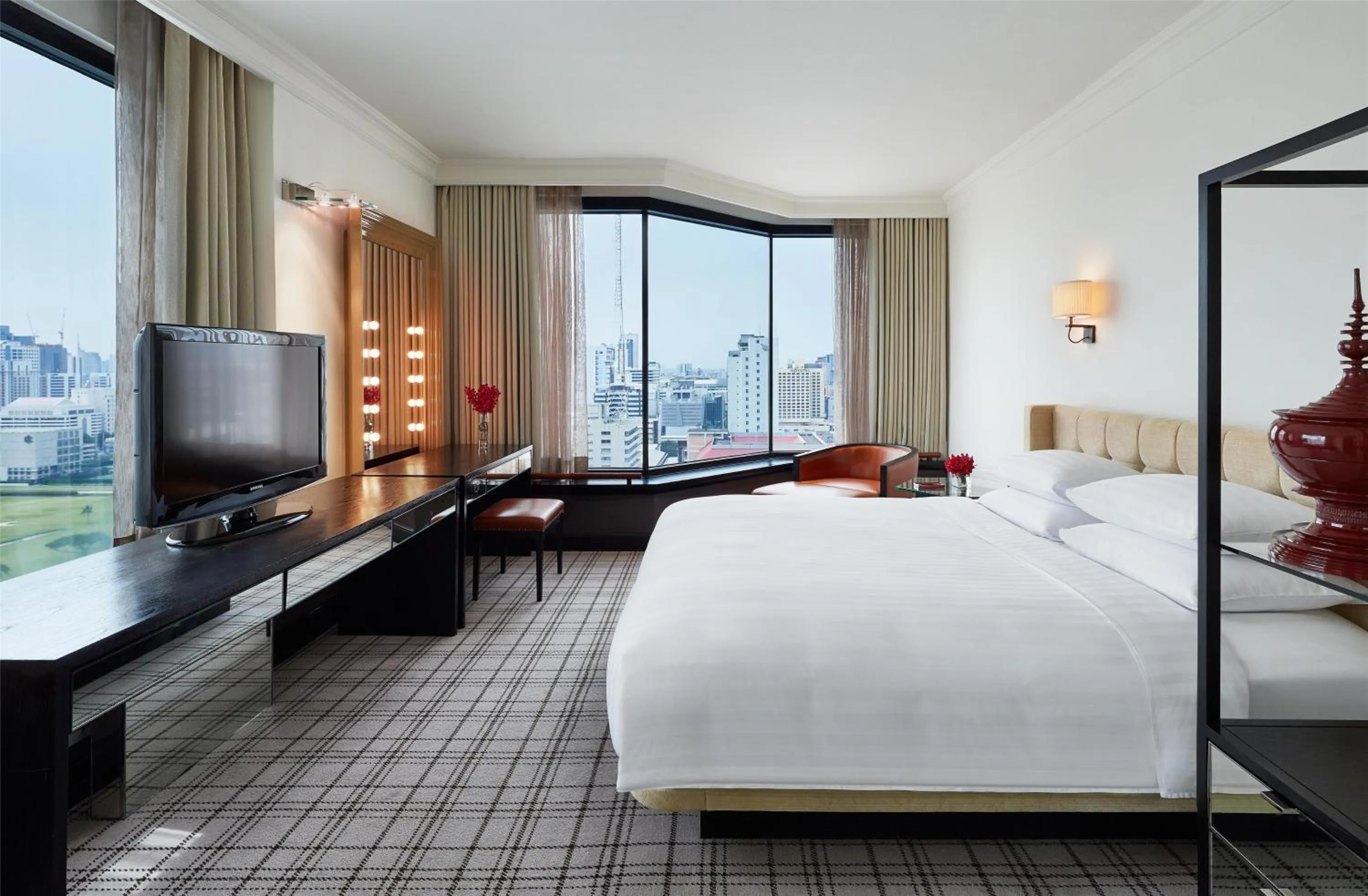 Photo of the whole room, Bed in Grand Hyatt Erawan Bangkok
