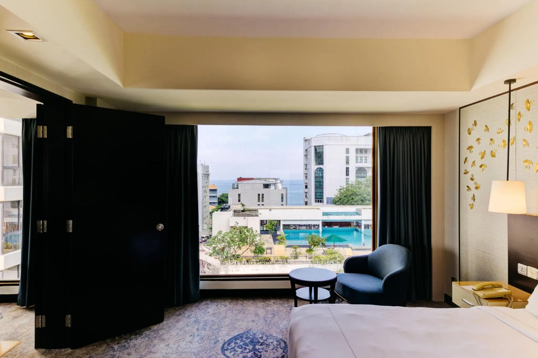 Property building, Bed in Cinnamon Grand Colombo