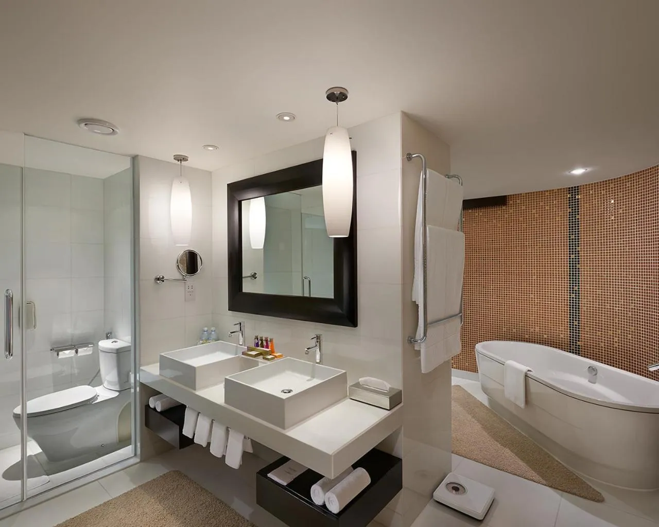 Shower in Cinnamon Grand Colombo