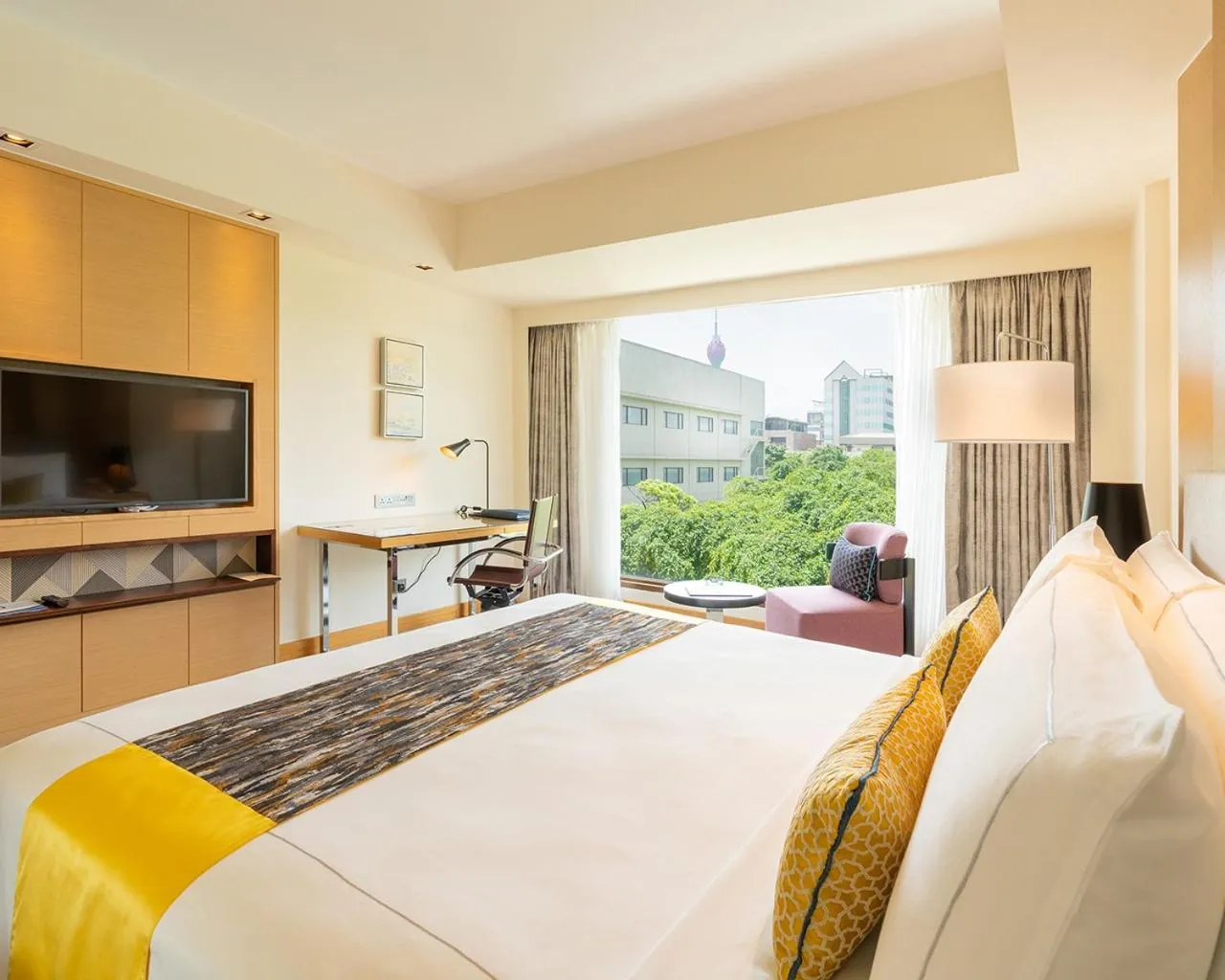 Bed in Cinnamon Grand Colombo