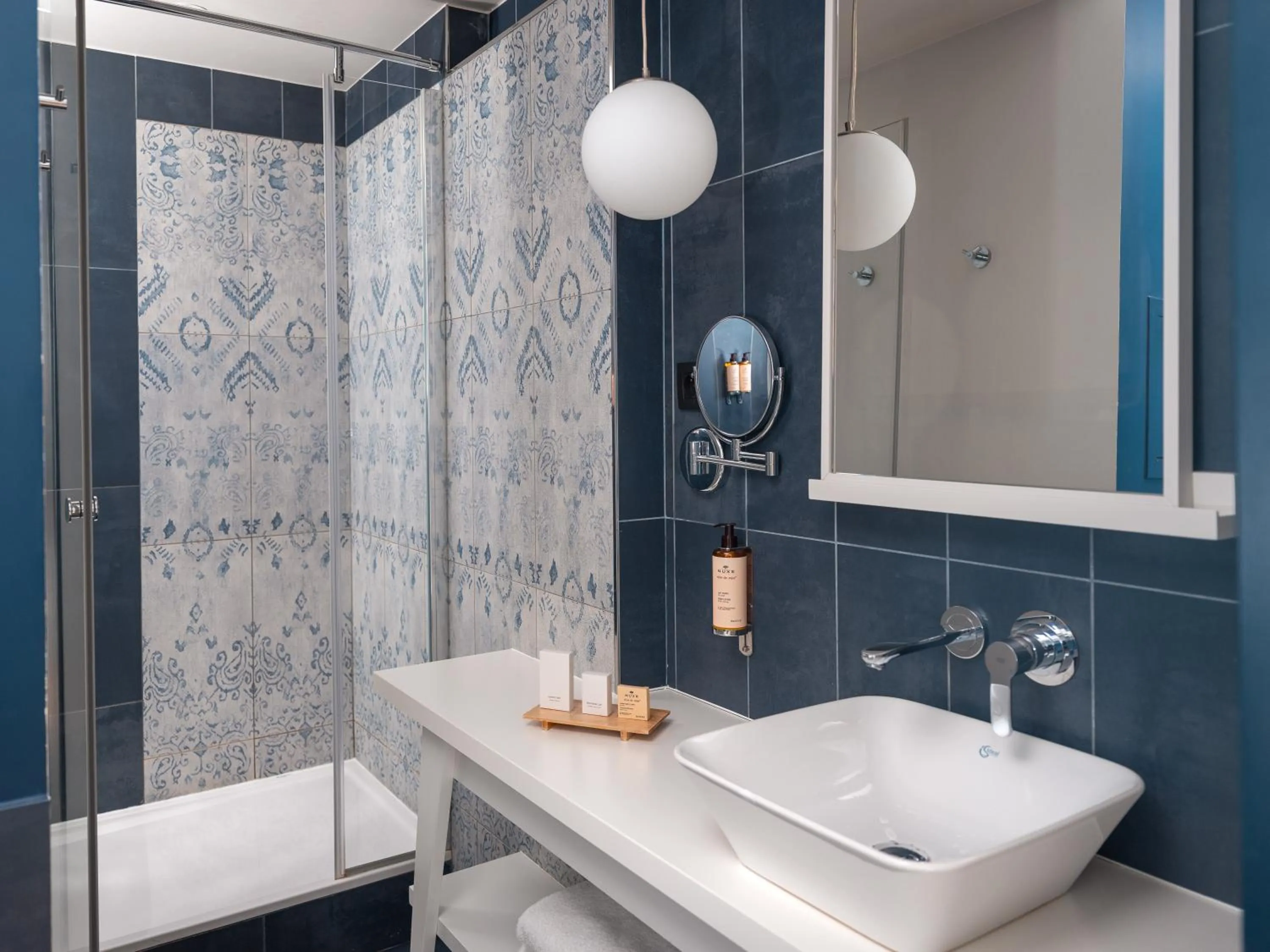 Shower in Hôtel Belleval