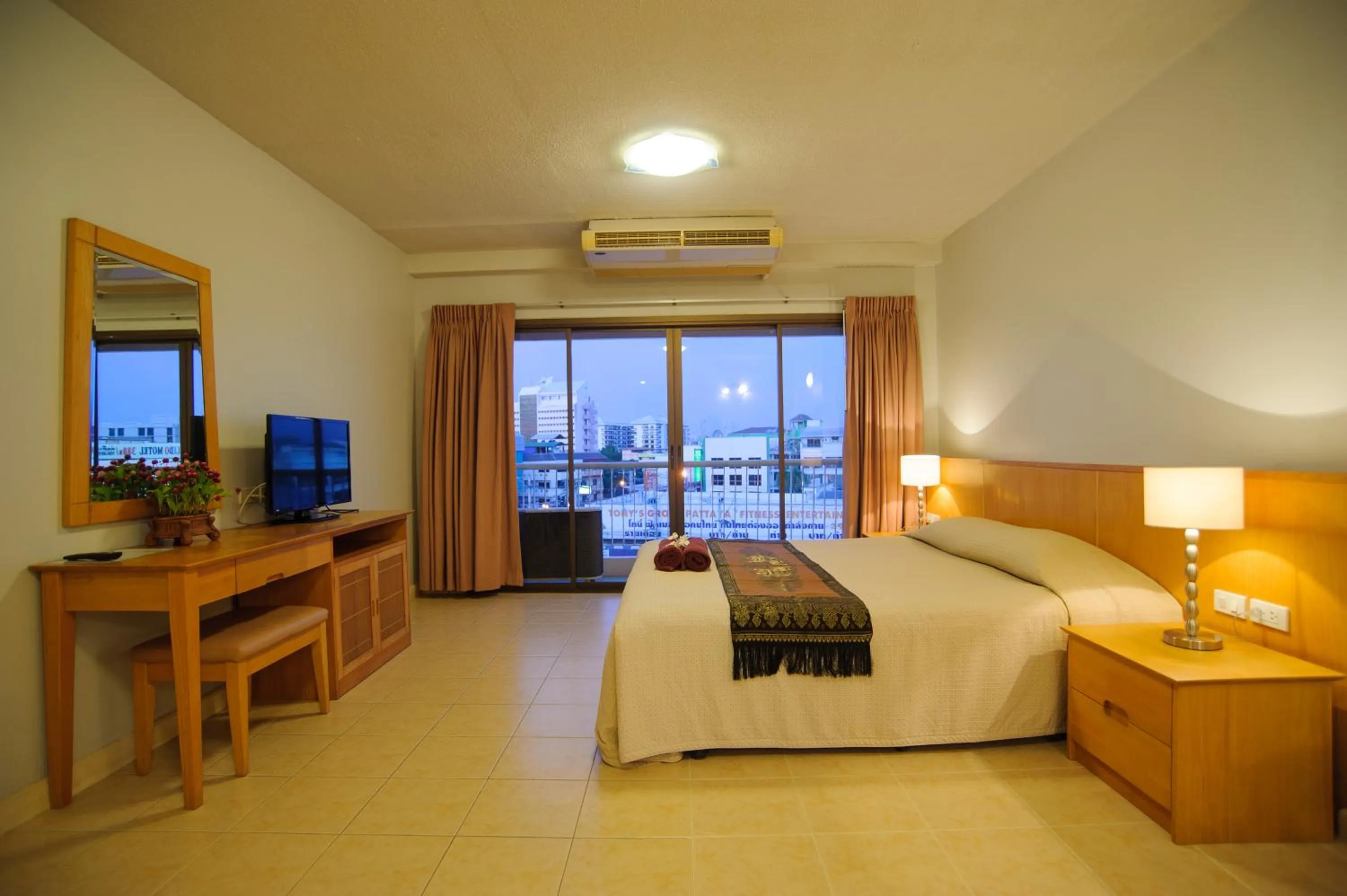 Street view in Diamond City Place