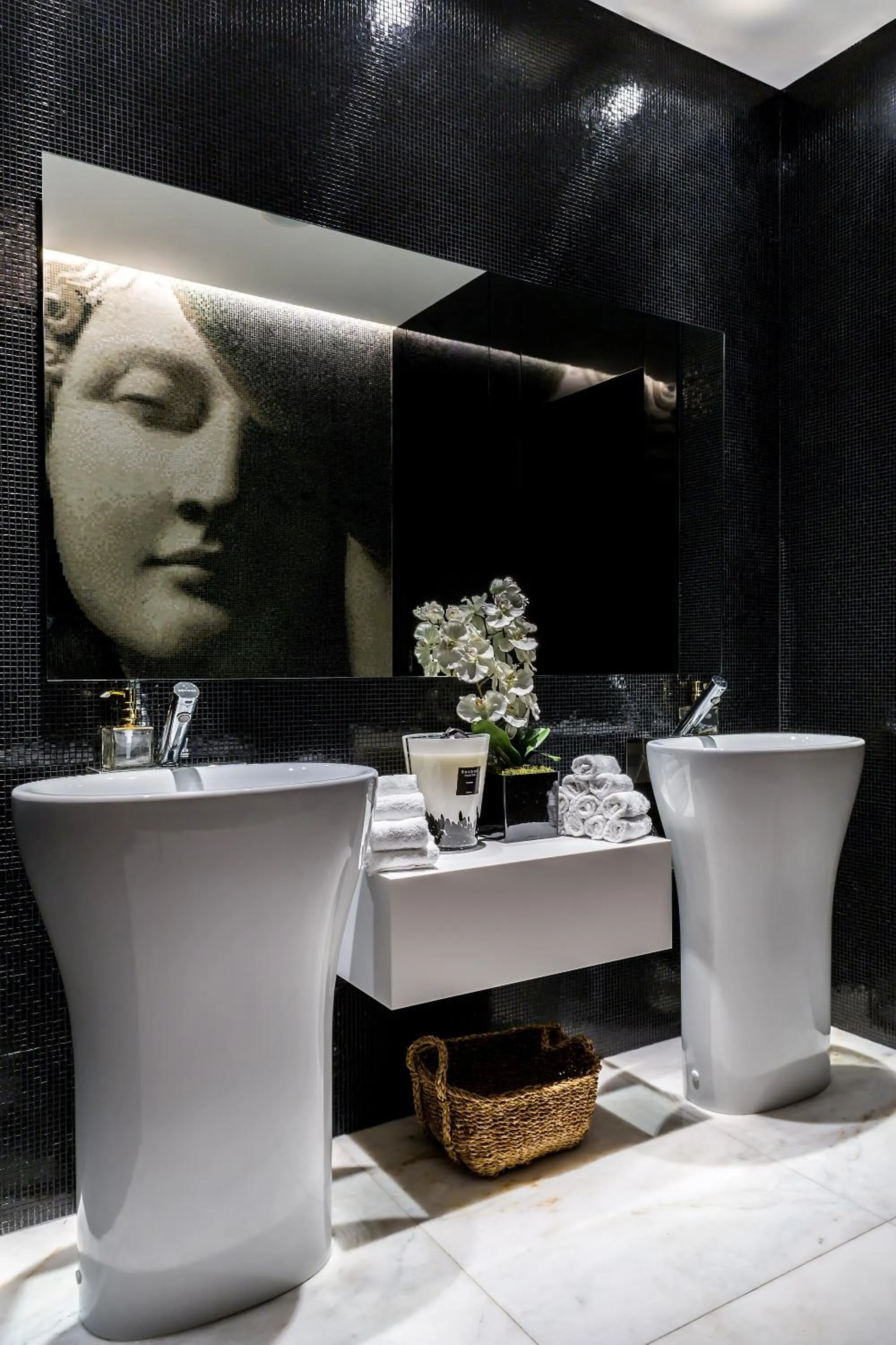 Decorative detail in 4615 Hotel