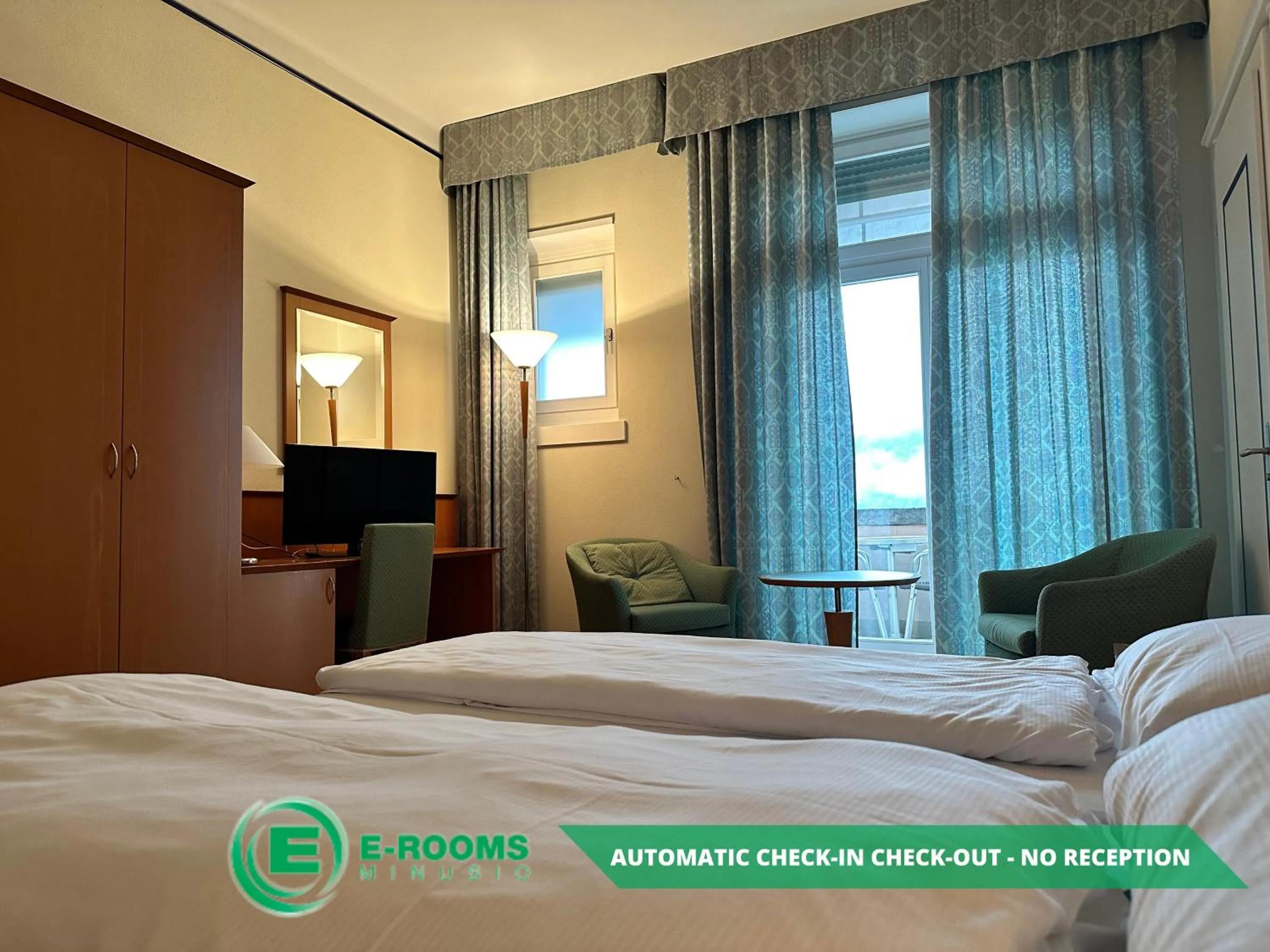 Photo of the whole room, Bed in E-Rooms Minusio