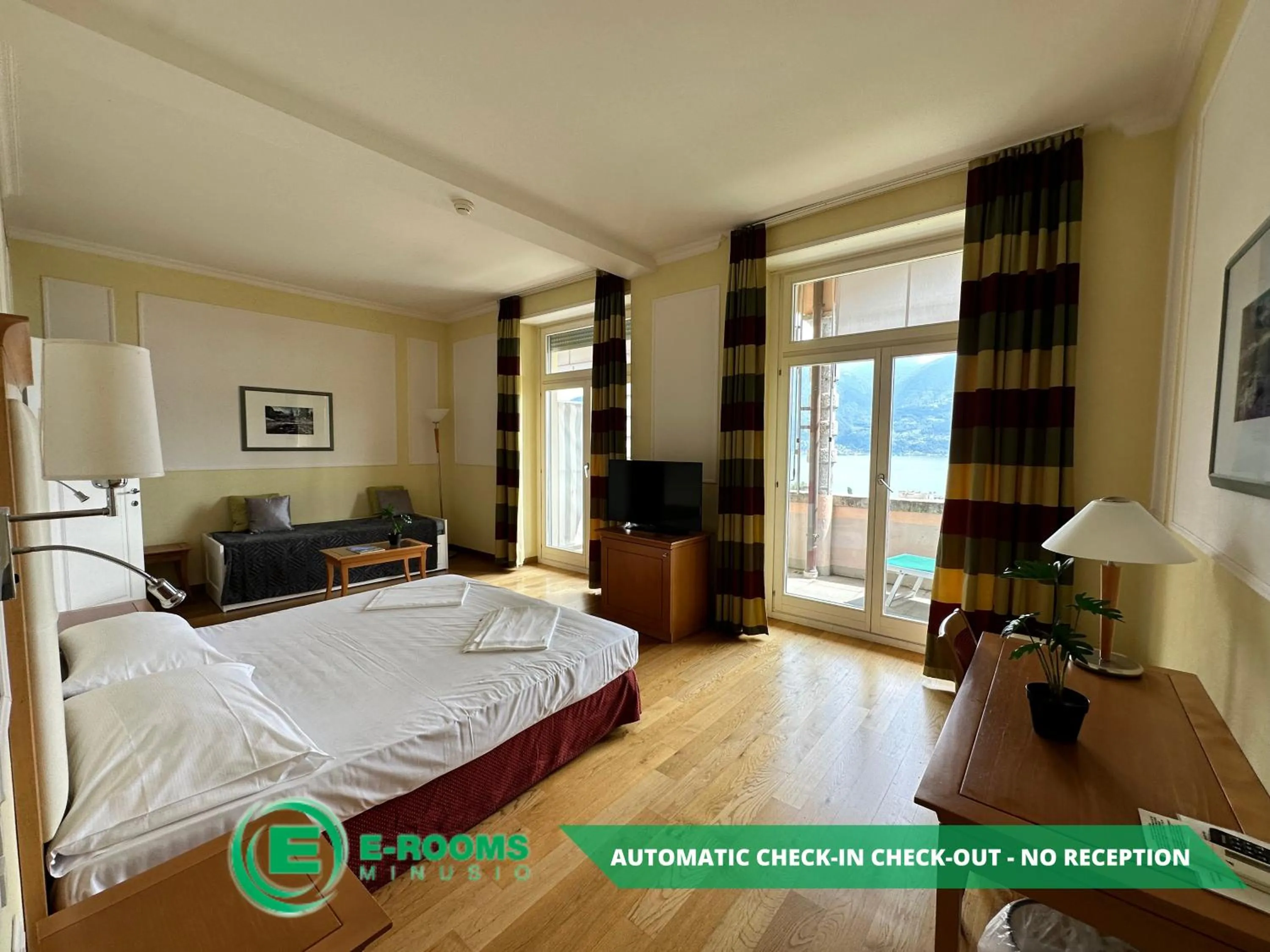 Photo of the whole room, Bed in E-Rooms Minusio