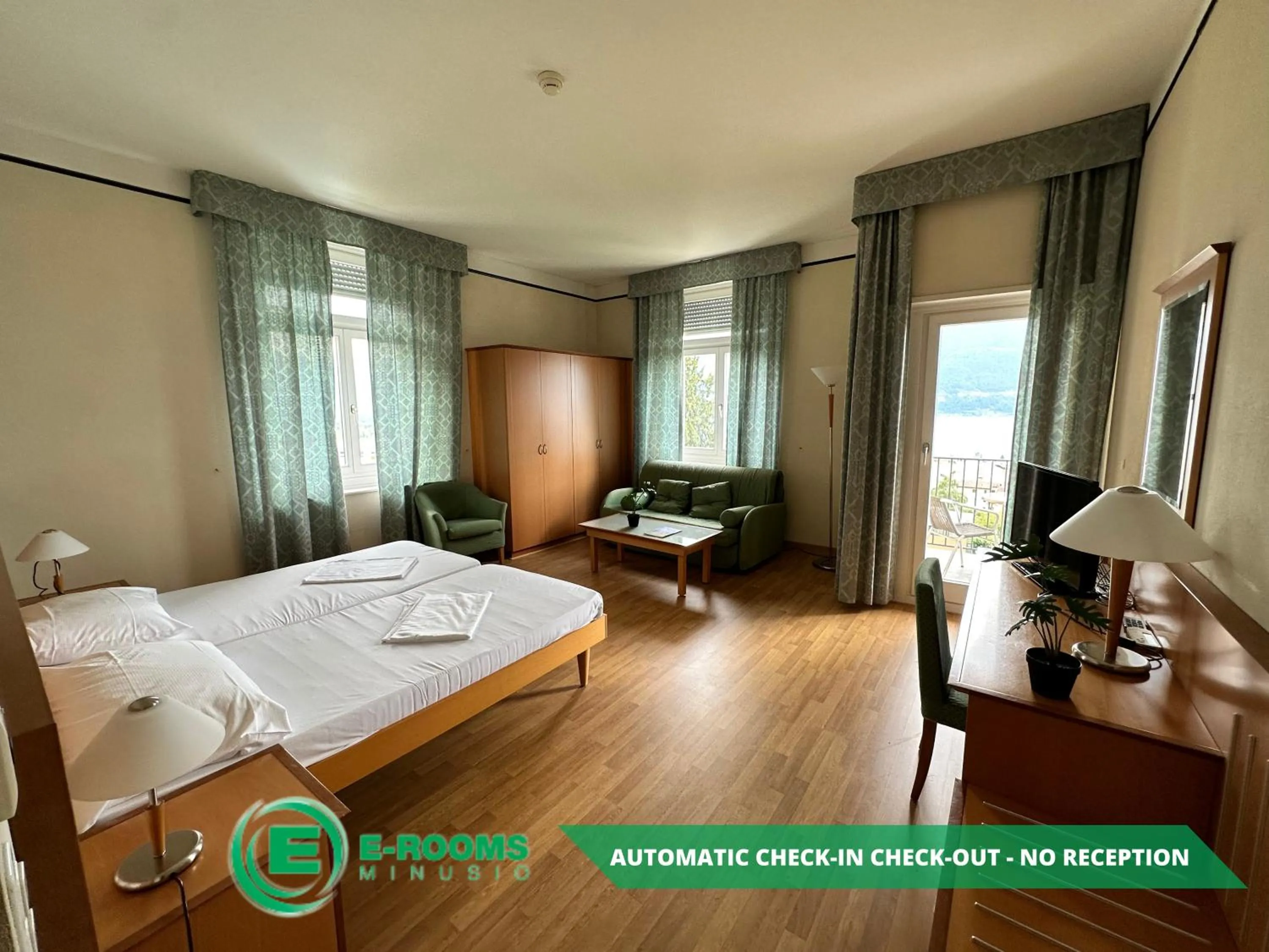 Photo of the whole room, Bed in E-Rooms Minusio