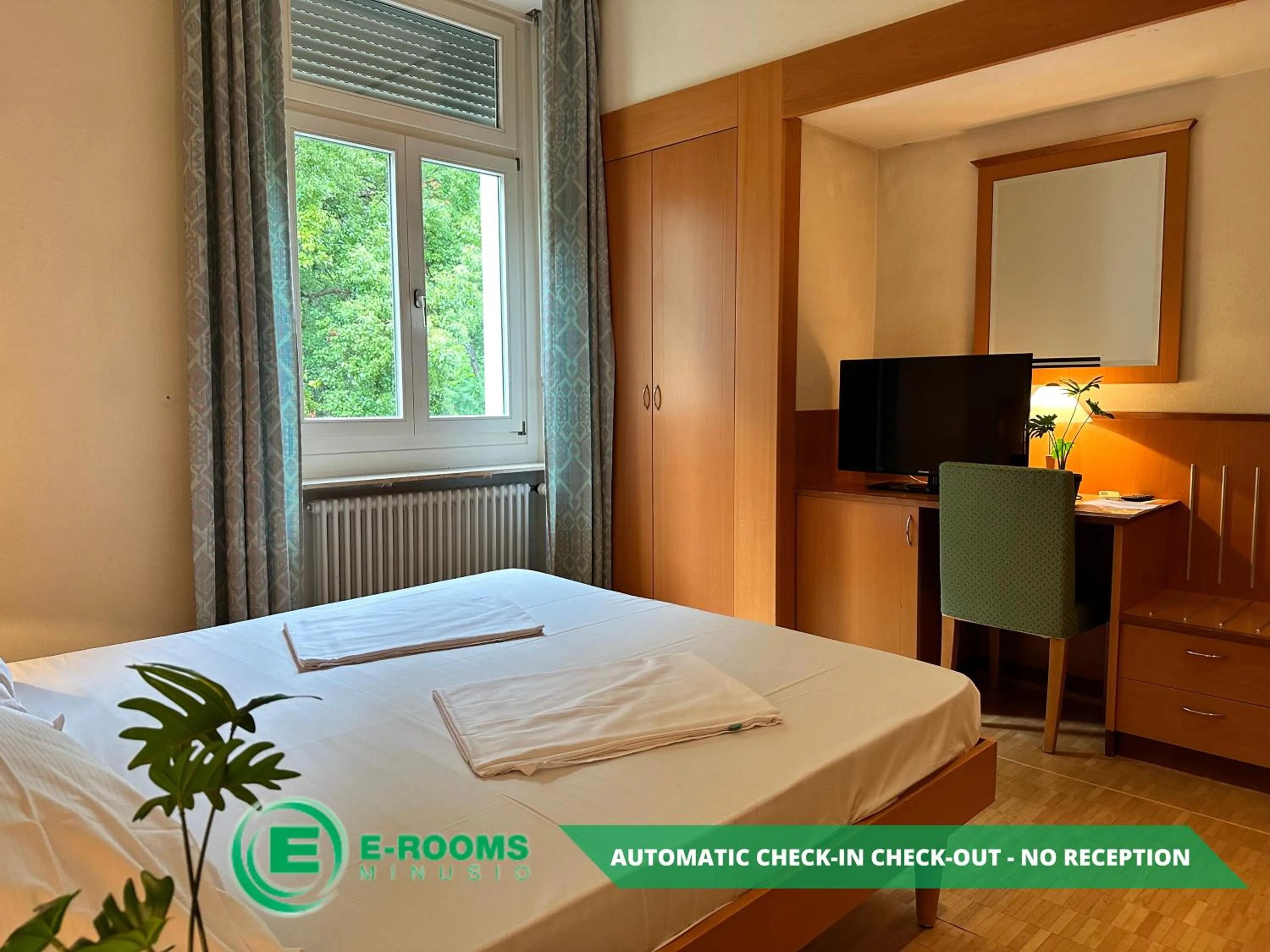 Photo of the whole room, Bed in E-Rooms Minusio