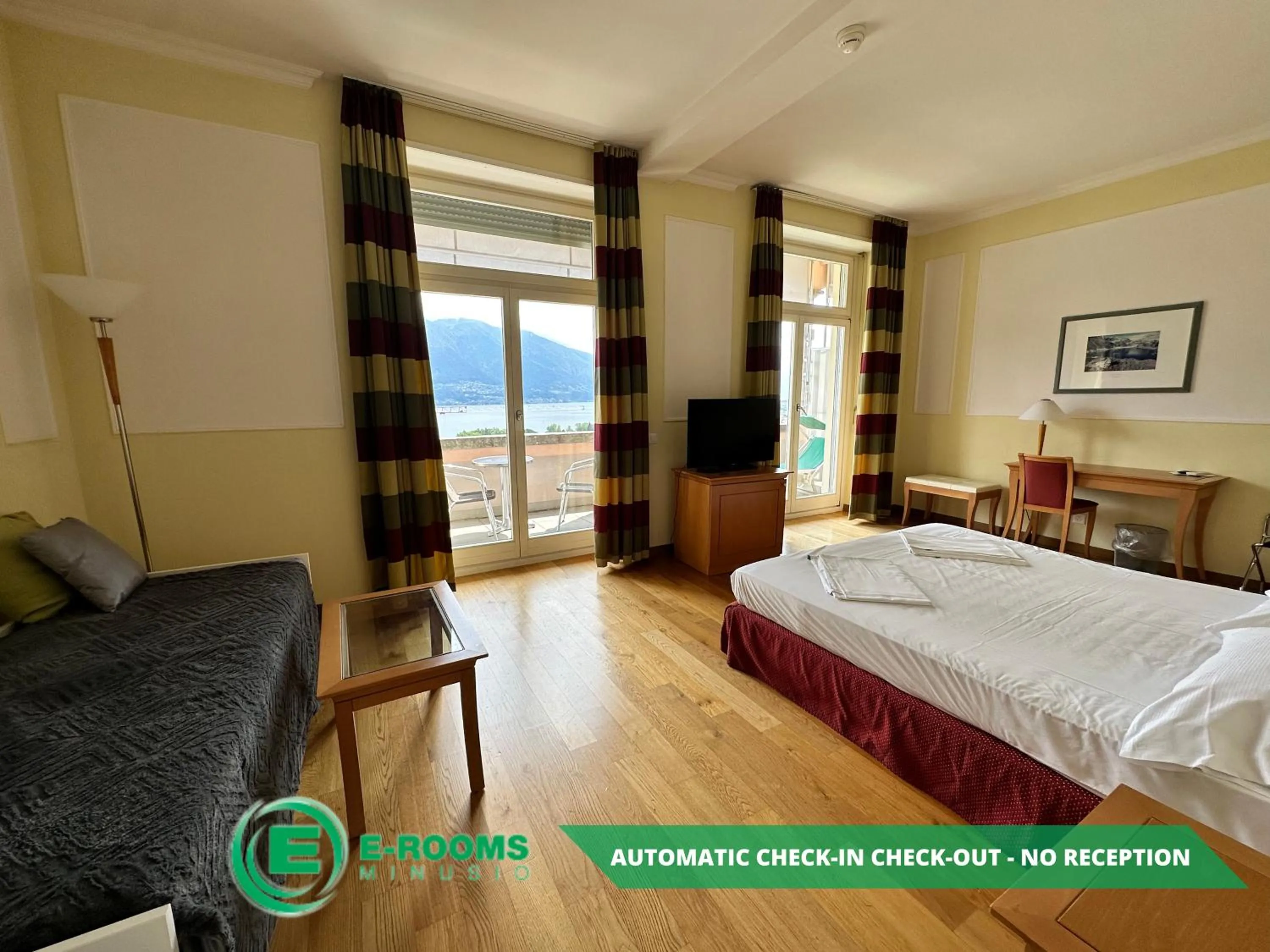 Photo of the whole room, Bed in E-Rooms Minusio