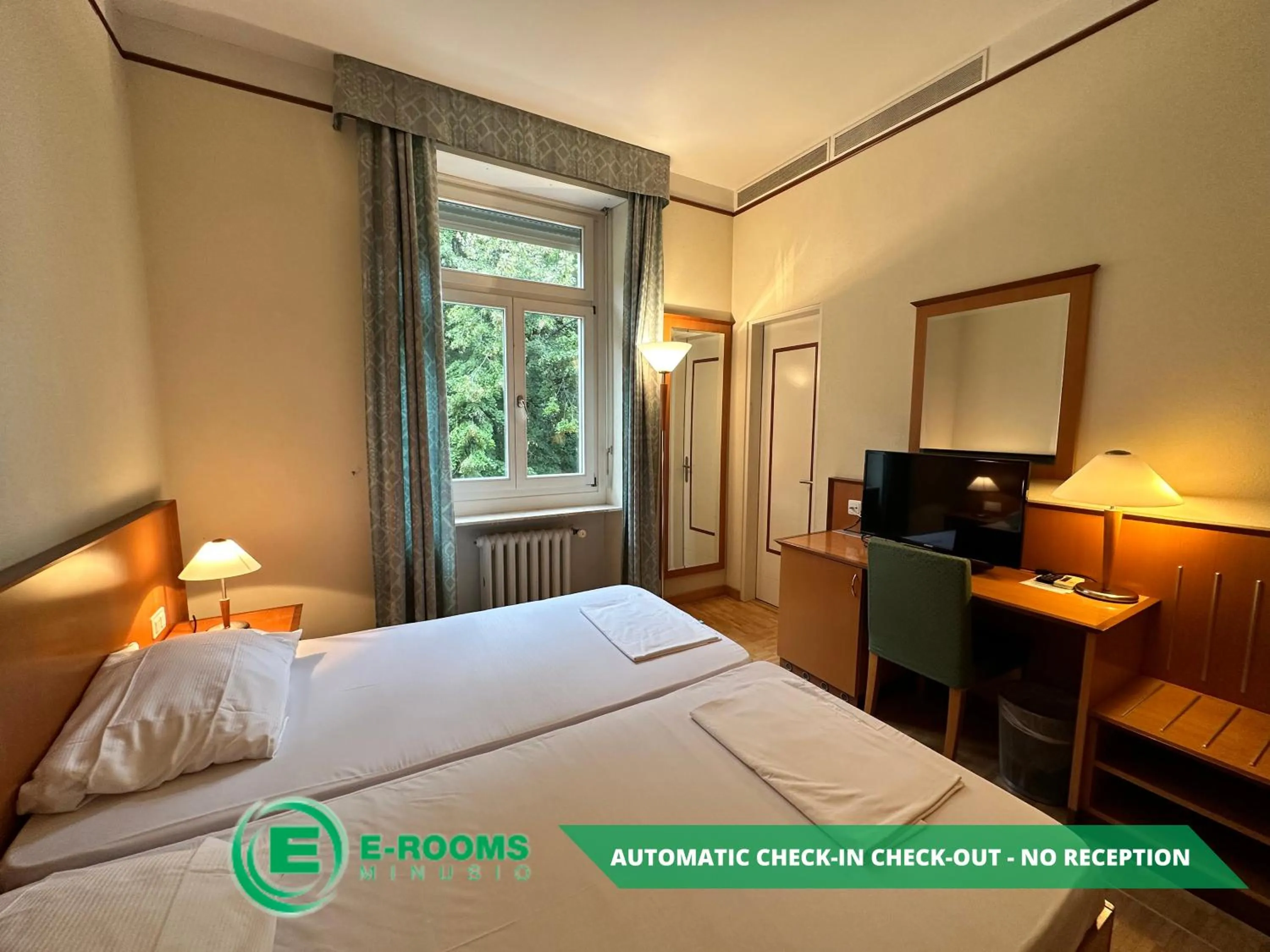 Photo of the whole room, Bed in E-Rooms Minusio