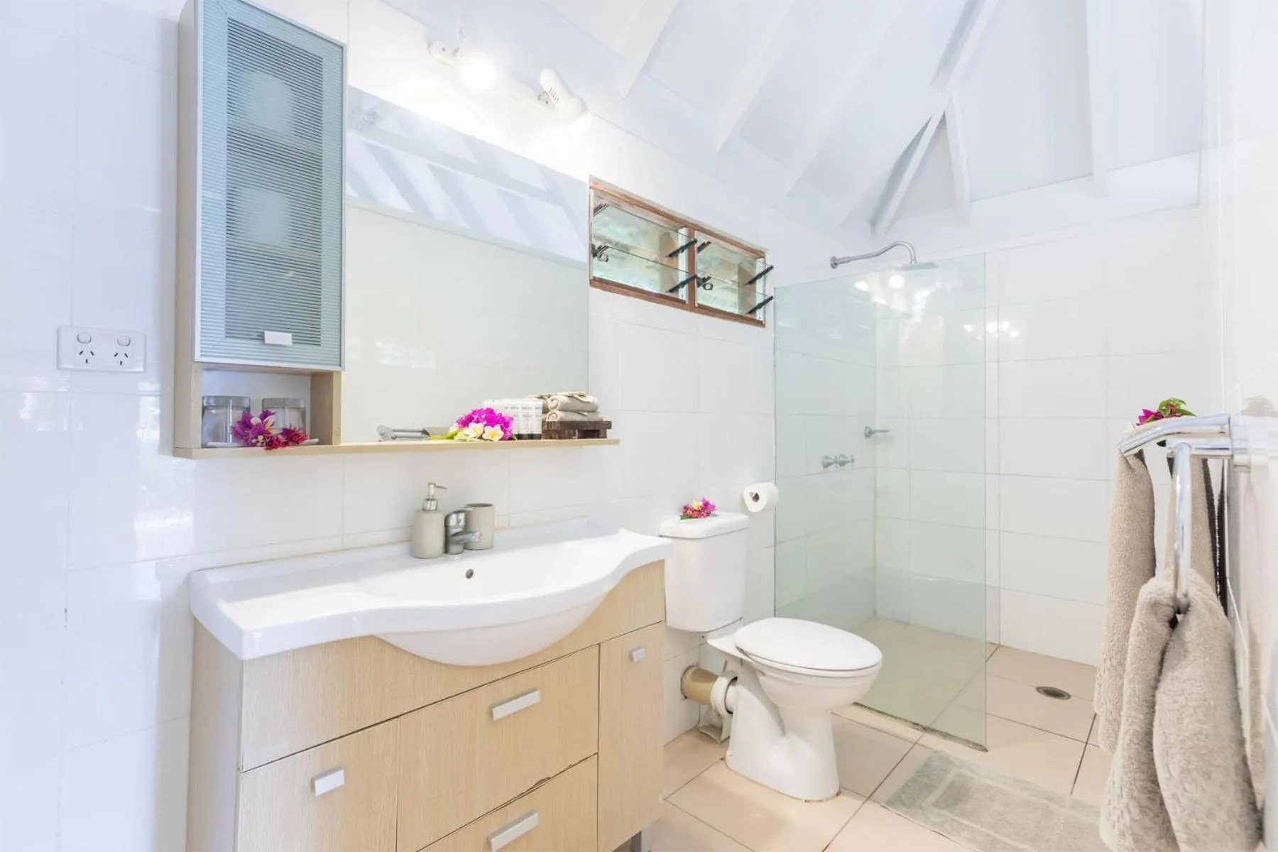 Shower in White Grass Ocean Resort & Spa