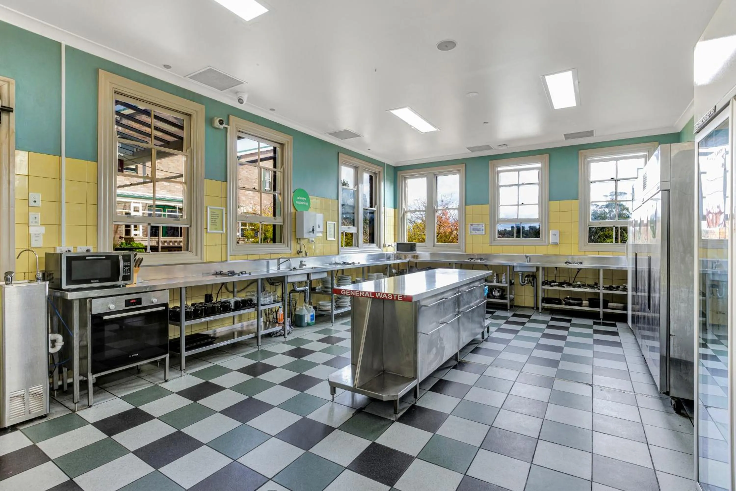 Communal kitchen in YHA Blue Mountains Katoomba
