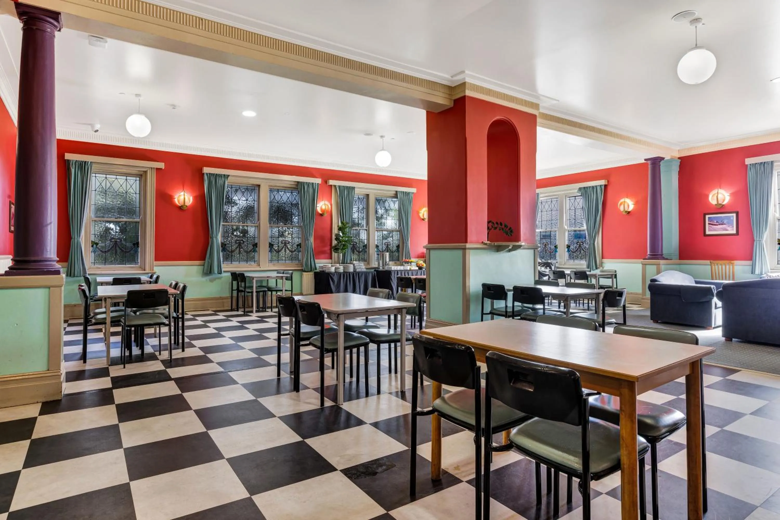Dining area in YHA Blue Mountains Katoomba