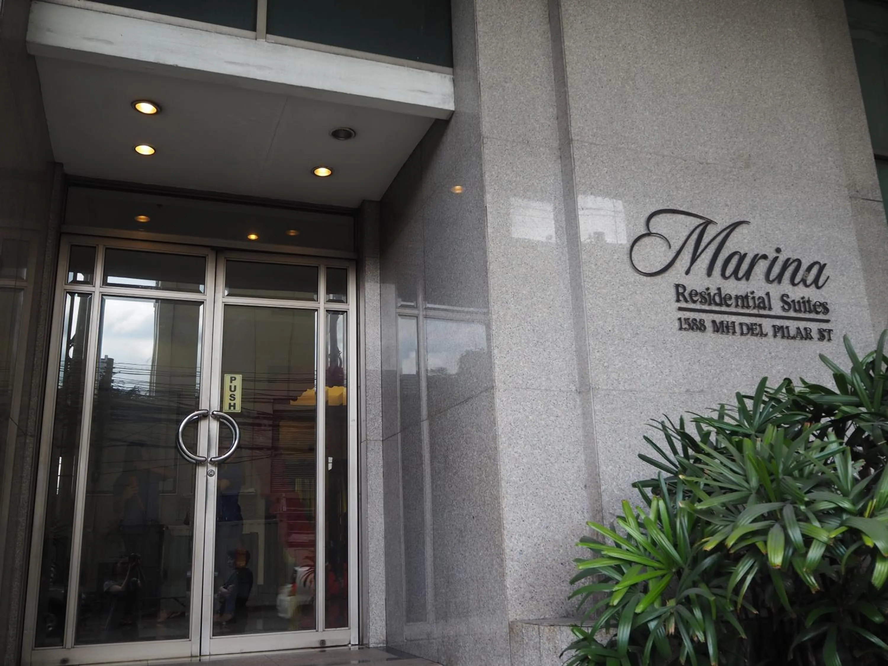 Property building in Suites de Marina Manila with Netflix