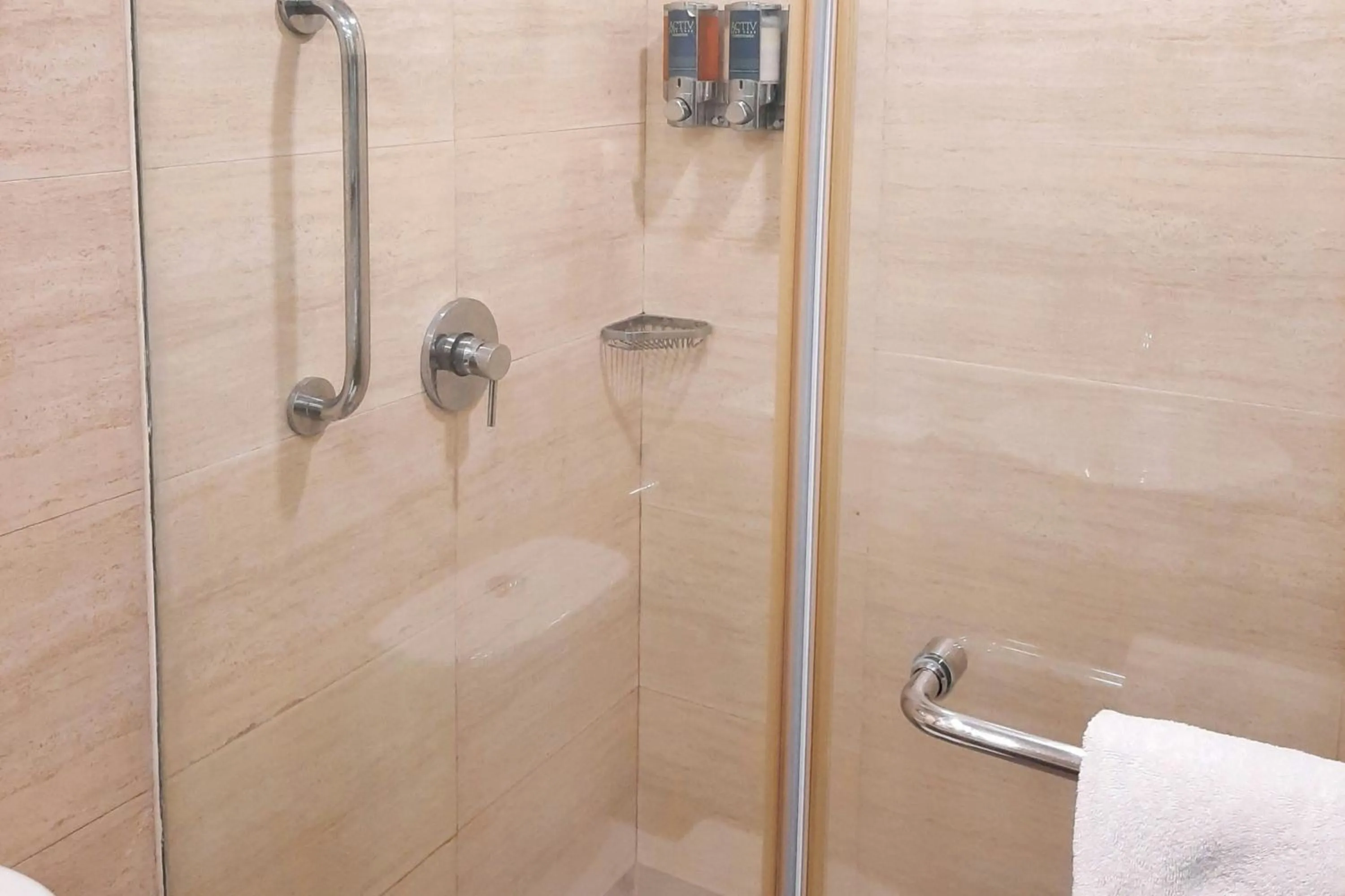 Photo of the whole room in Four Points by Sheraton Vadodara