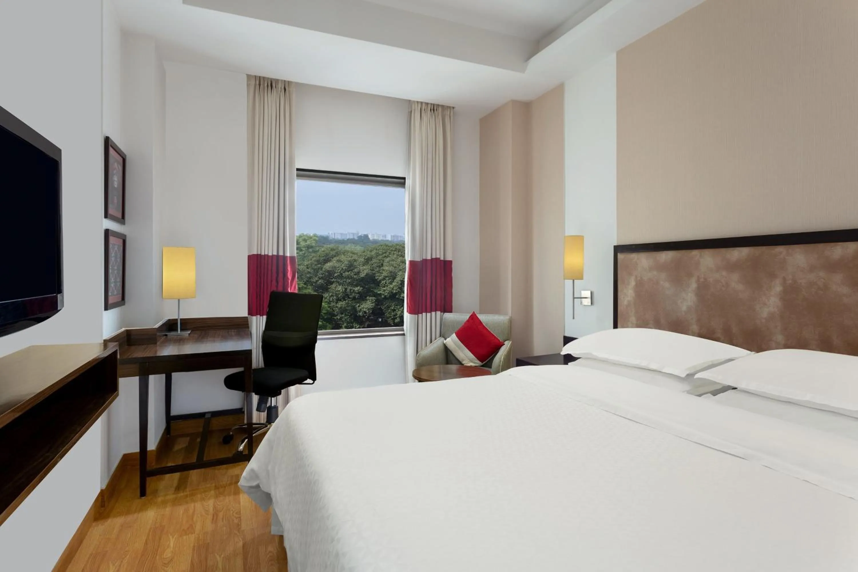 Photo of the whole room, Bed in Four Points by Sheraton Vadodara