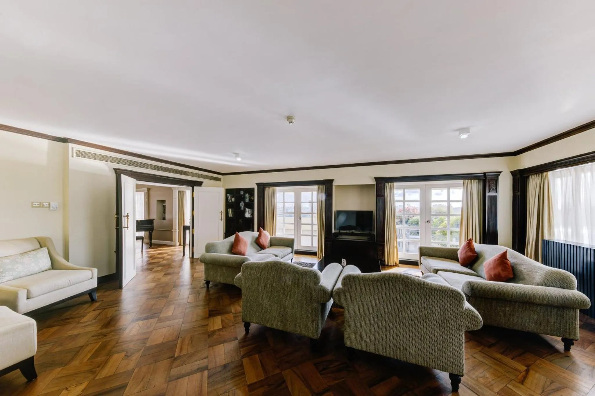 Photo of the whole room in Cinnamon Lakeside