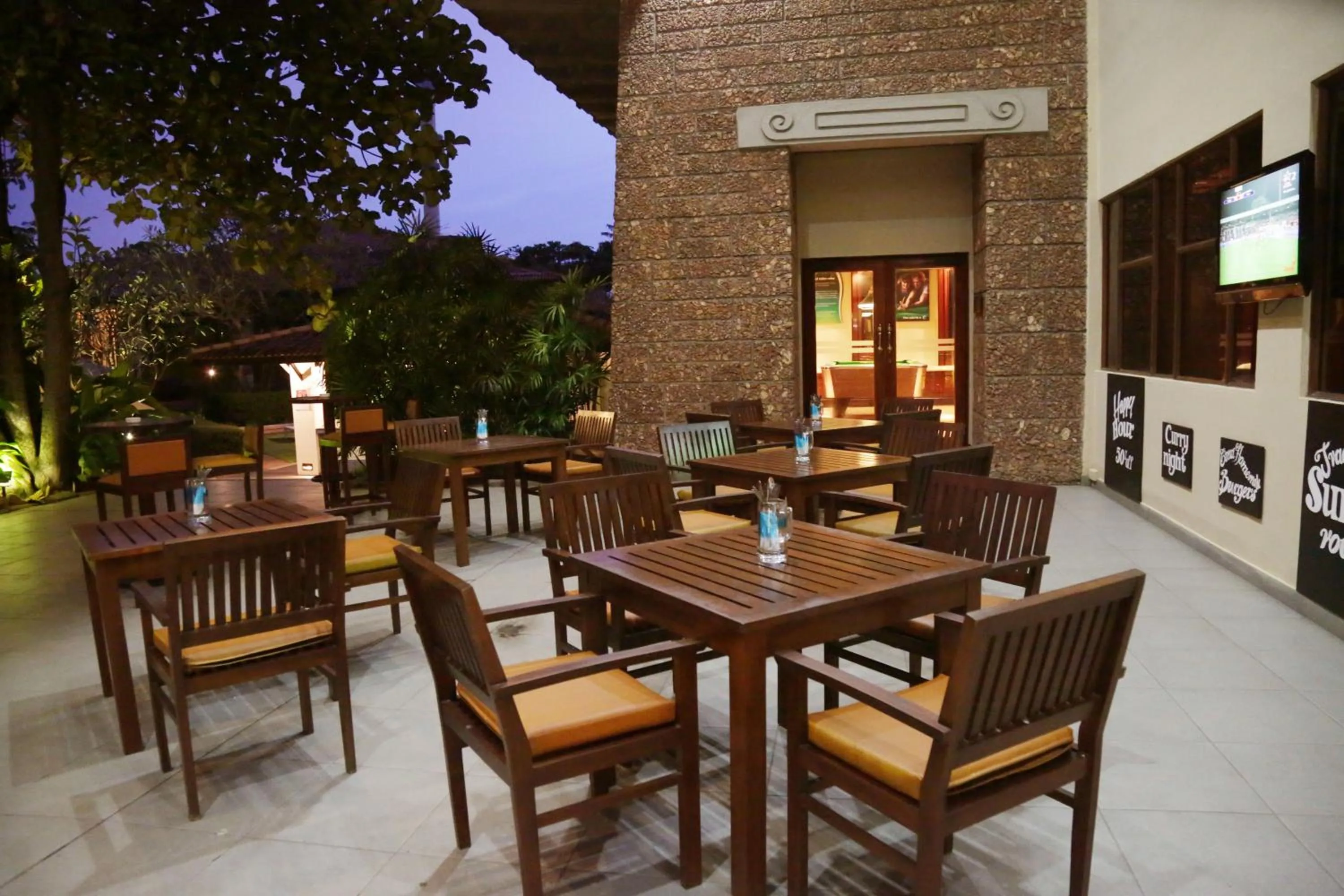 Restaurant/places to eat in Cinnamon Lakeside