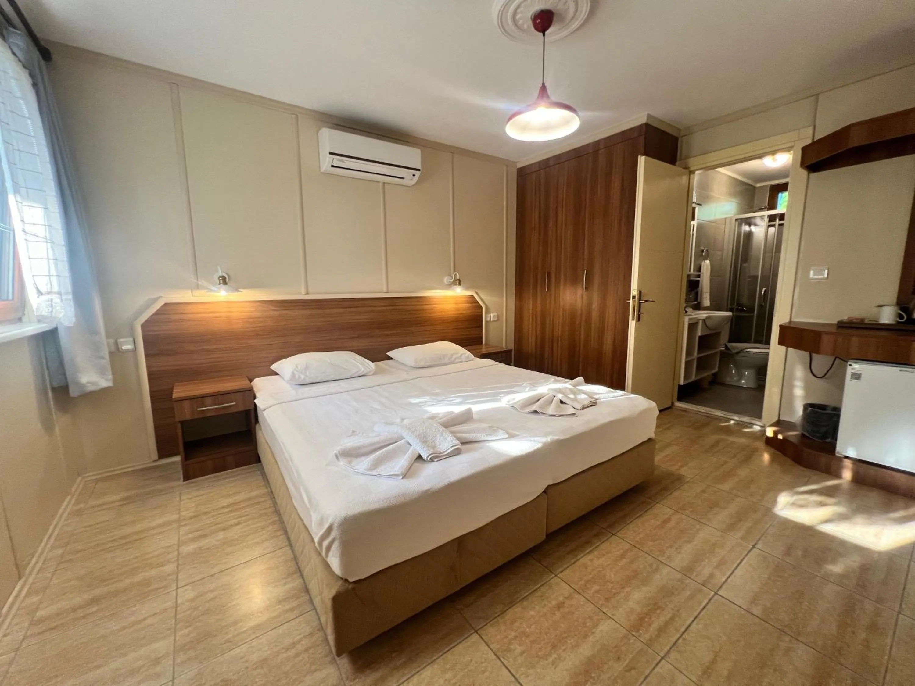 Photo of the whole room, Bed in Grenadine Lodge