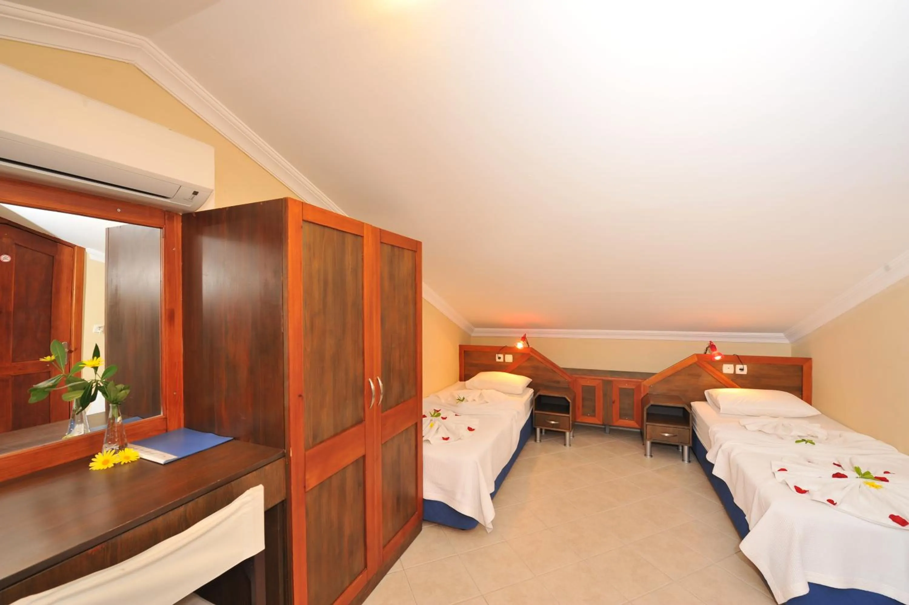 Photo of the whole room, Bed in Grenadine Lodge