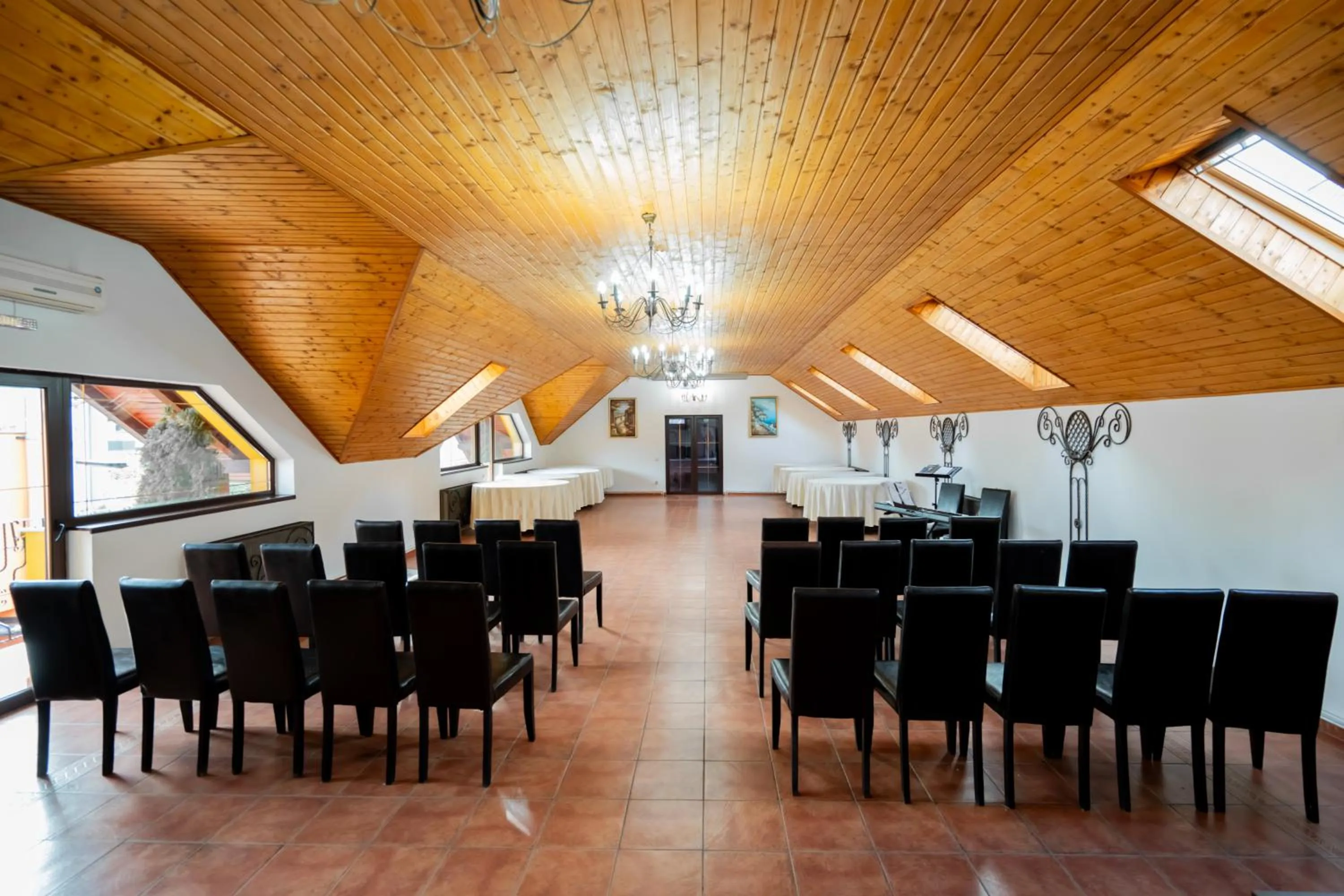 Business facilities in Complex Turistic Max International