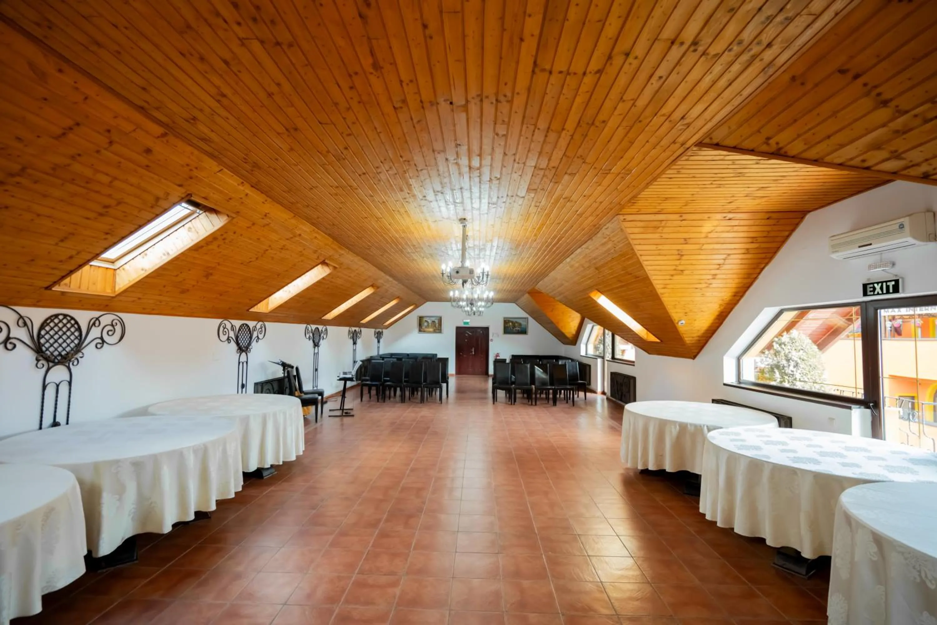 Business facilities in Complex Turistic Max International