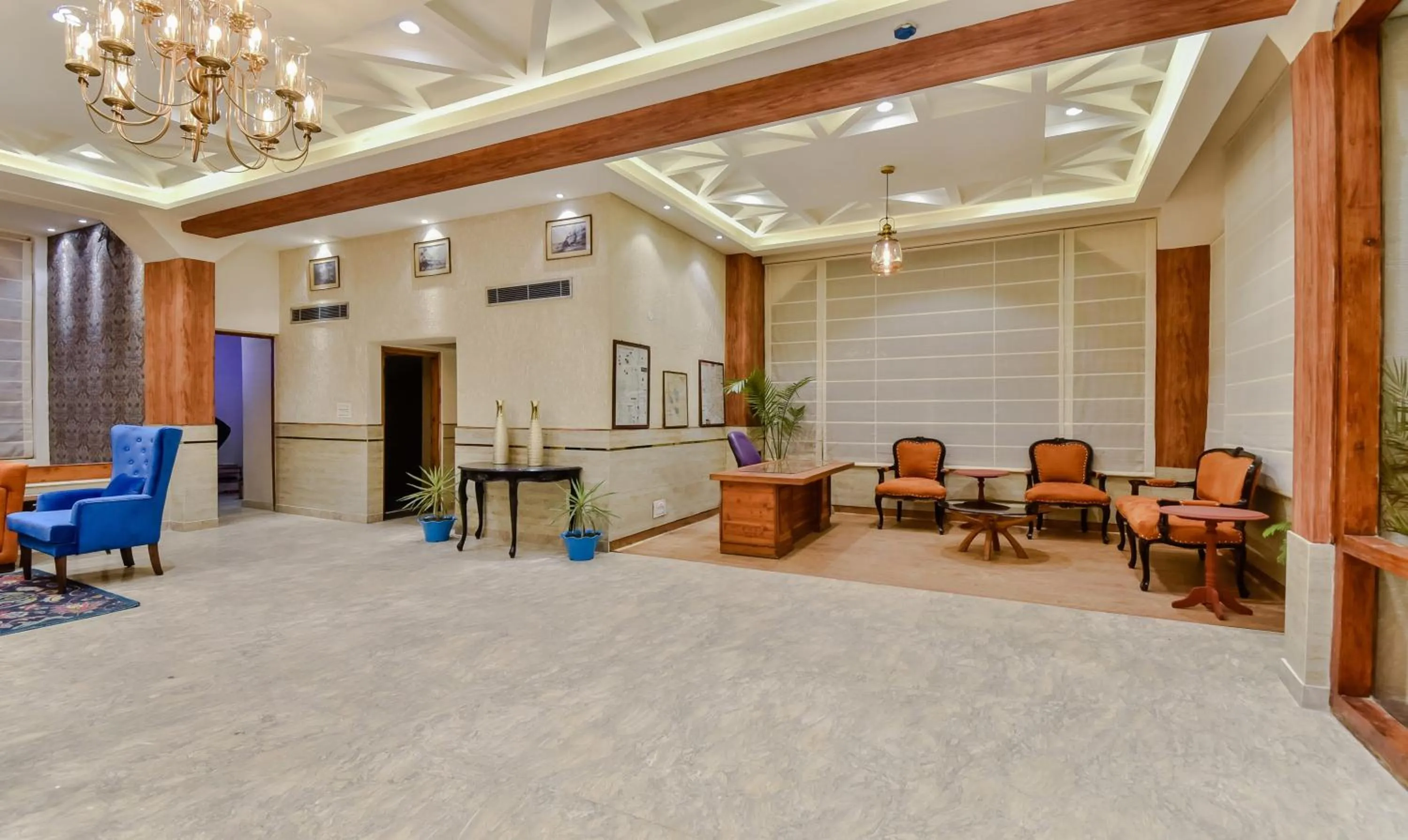 Lobby or reception in Hotel Snowcrests Manor