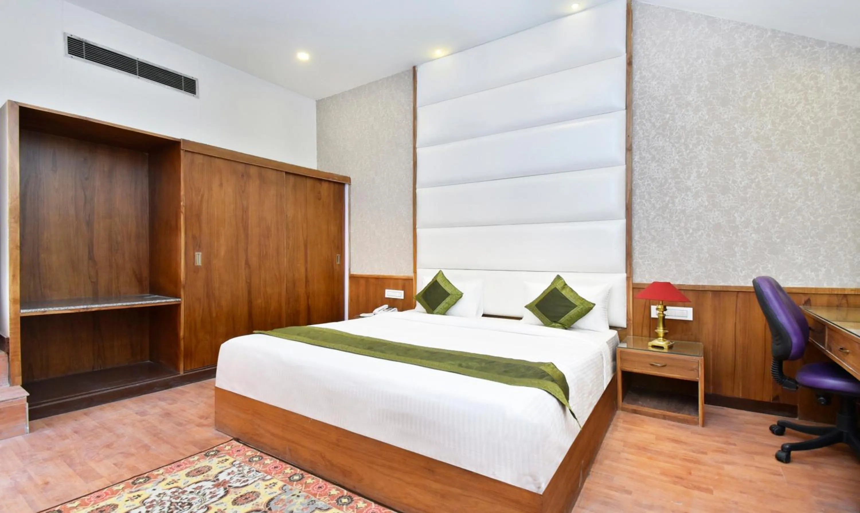 Bedroom, Bed in Hotel Snowcrests Manor