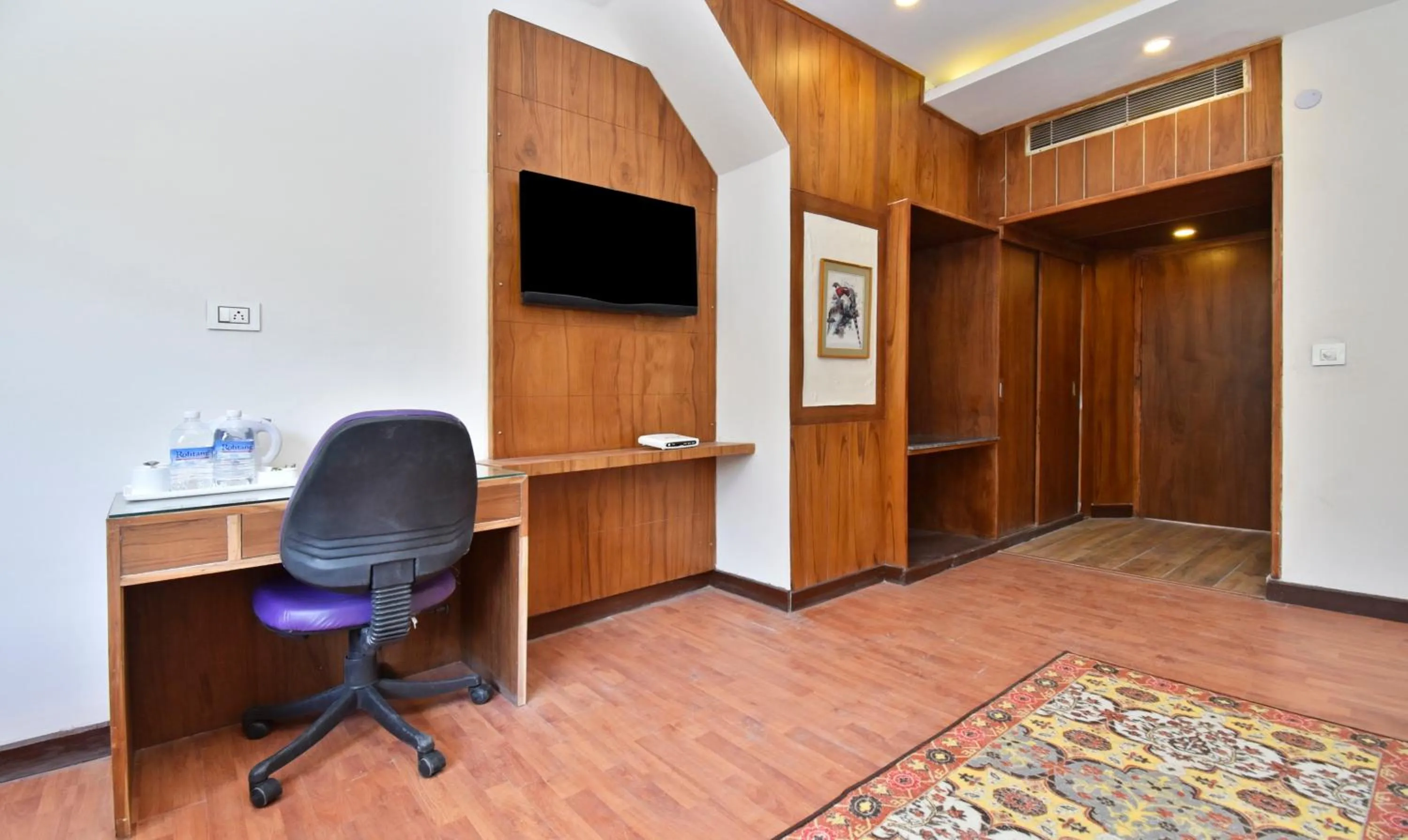 TV and multimedia in Hotel Snowcrests Manor