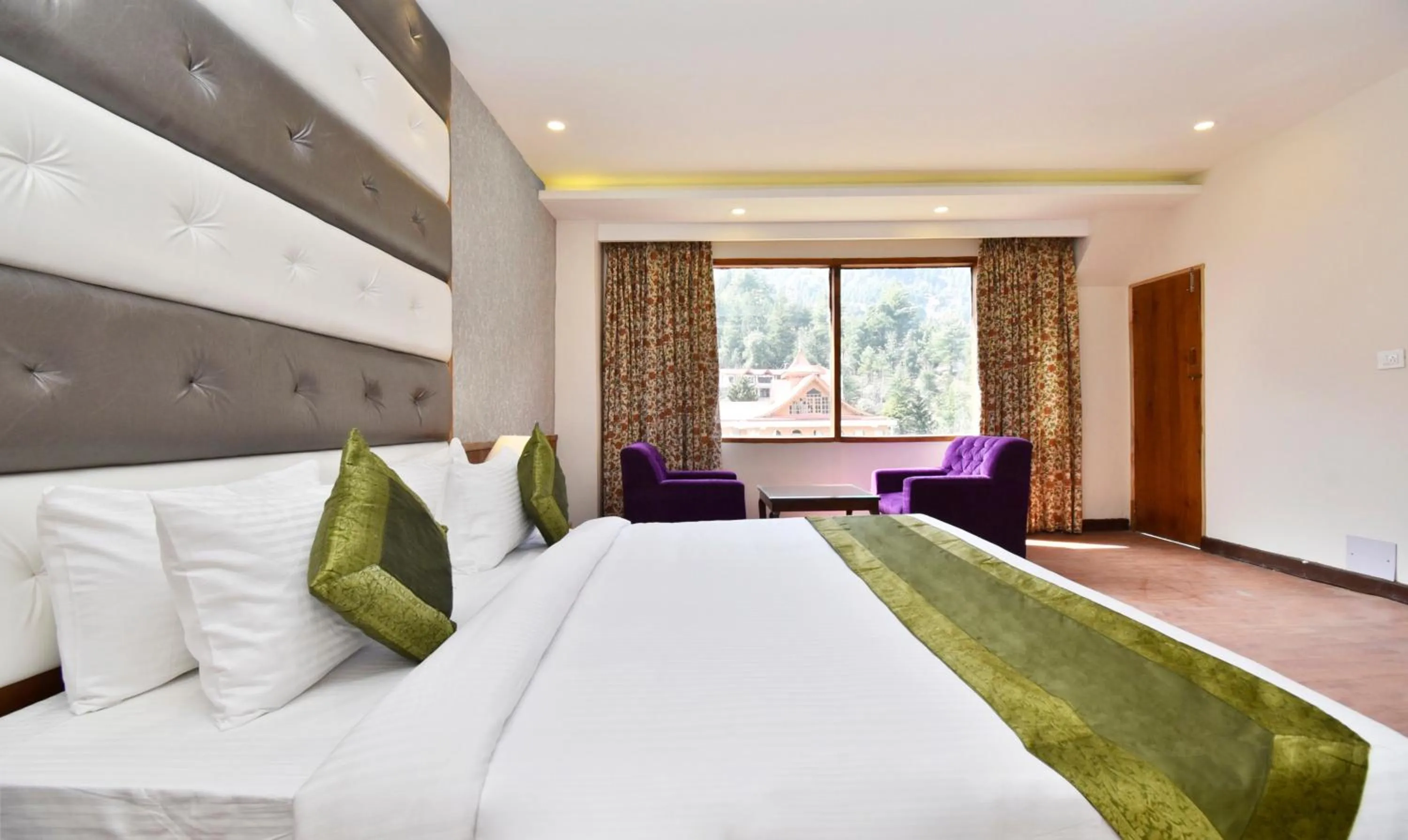 Photo of the whole room, Bed in Hotel Snowcrests Manor