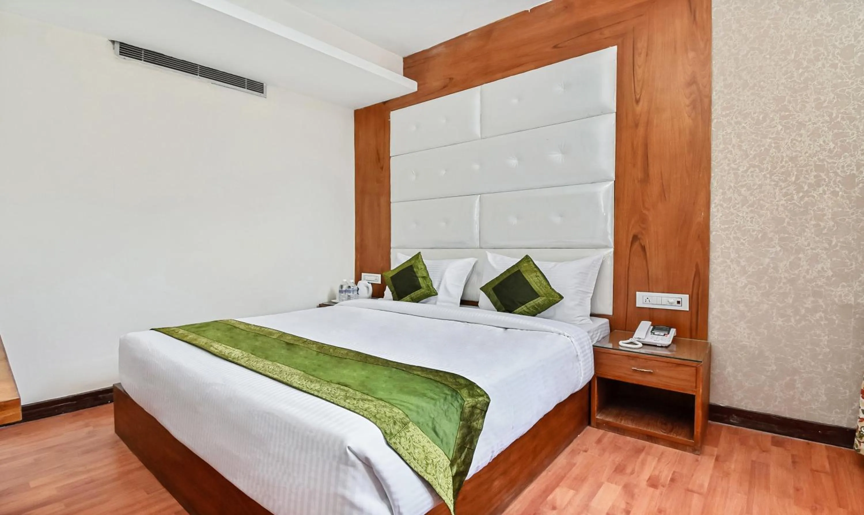 Photo of the whole room, Bed in Hotel Snowcrests Manor