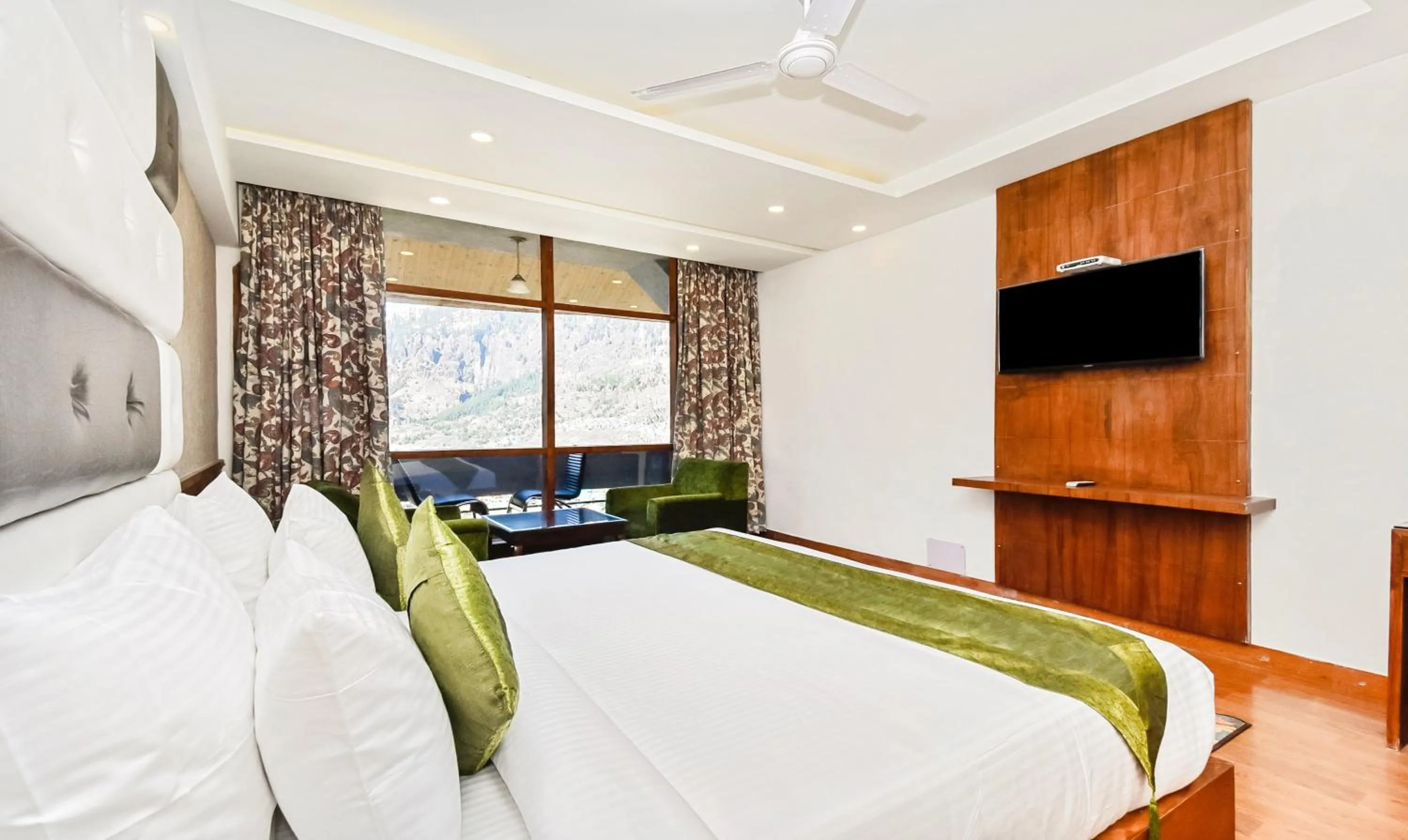 Photo of the whole room, Bed in Hotel Snowcrests Manor