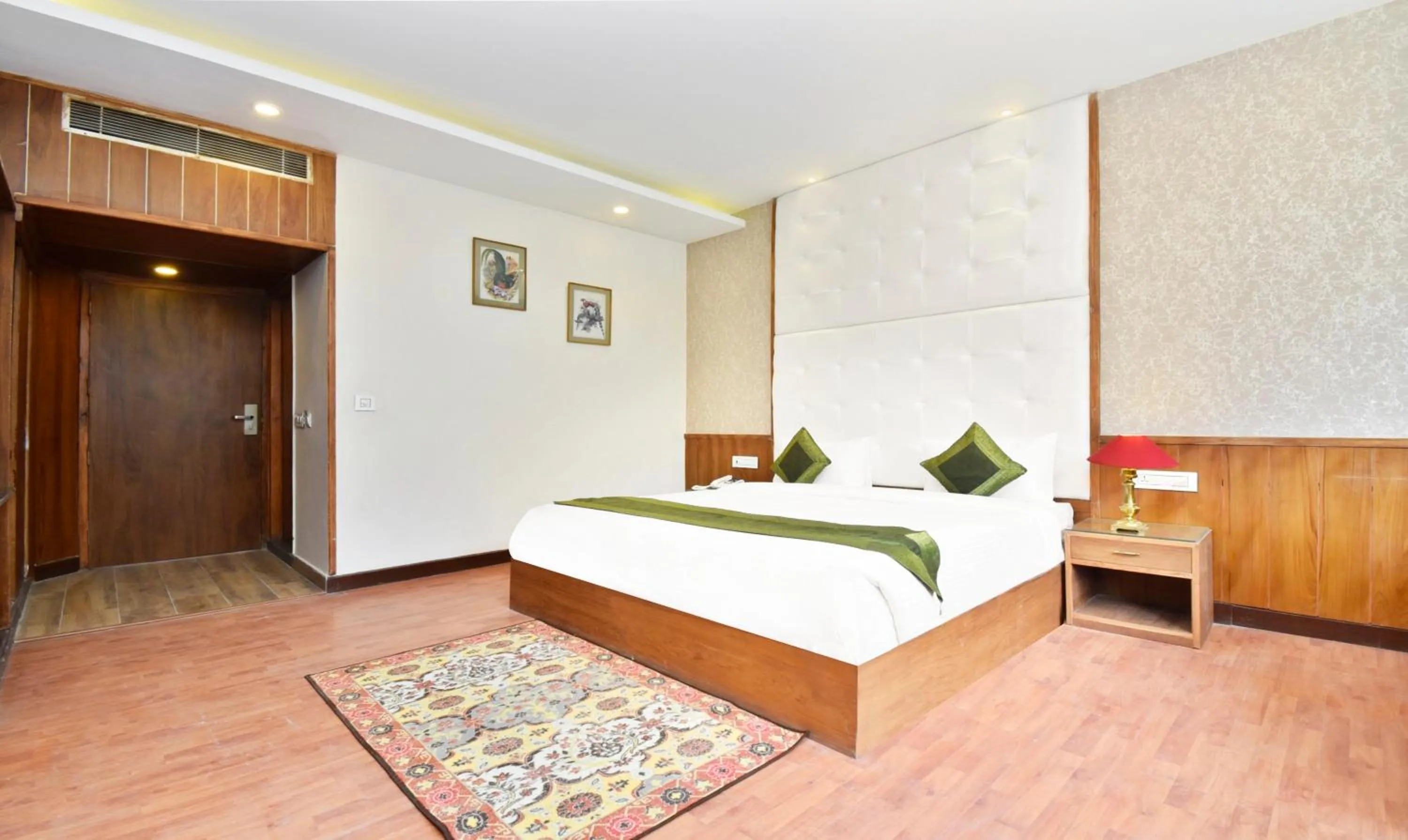 Photo of the whole room, Bed in Hotel Snowcrests Manor