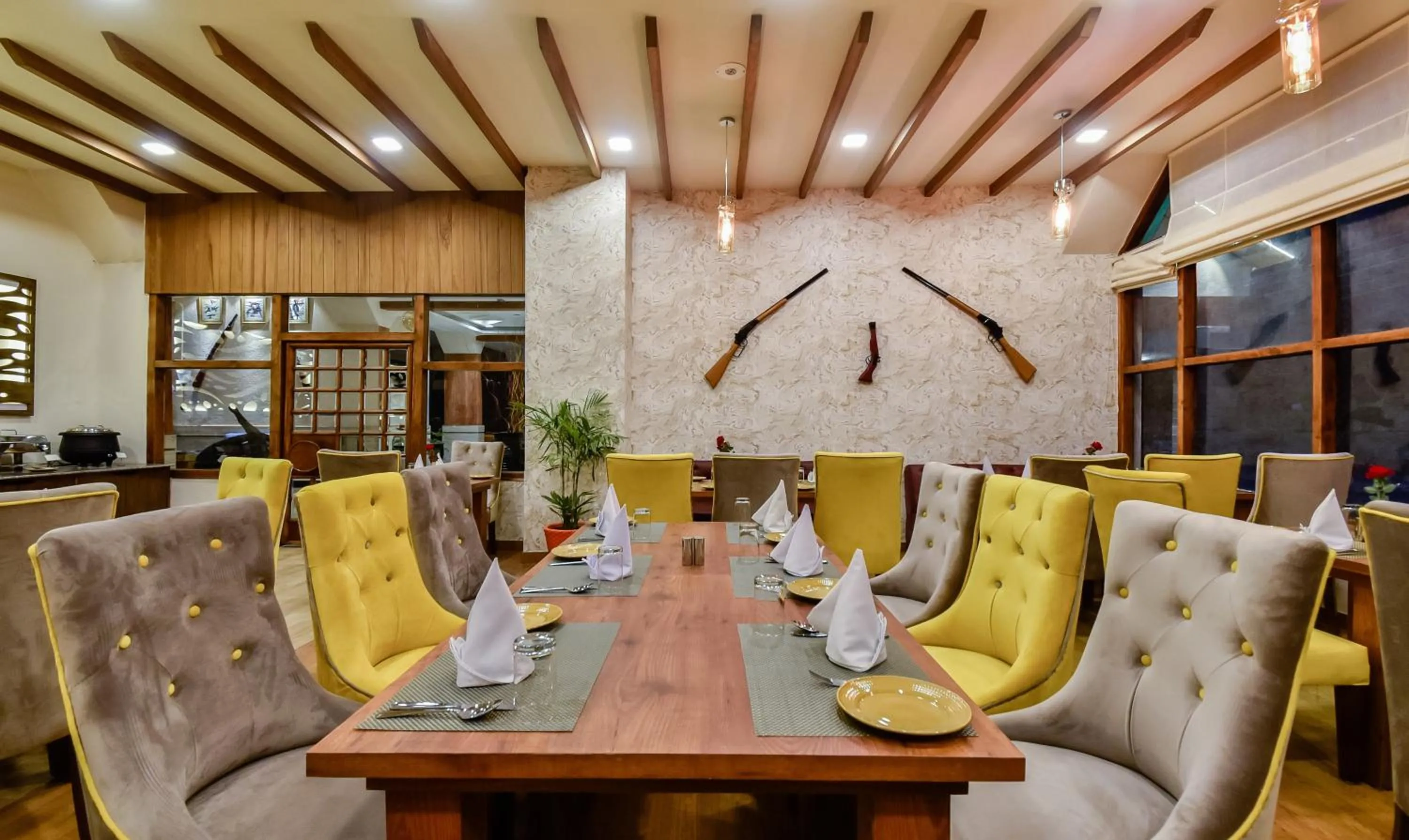 Restaurant/places to eat in Hotel Snowcrests Manor