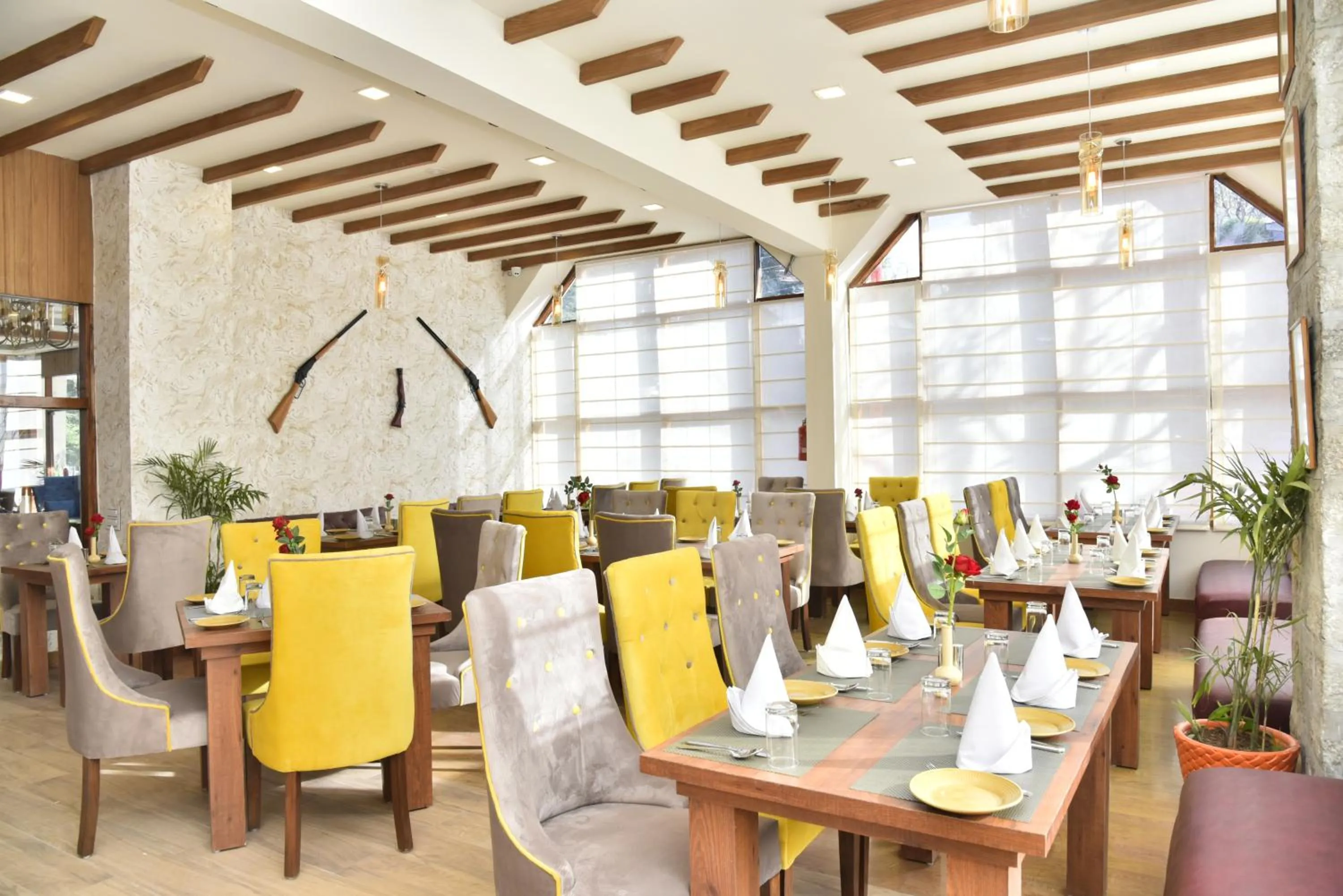 Restaurant/places to eat in Hotel Snowcrests Manor